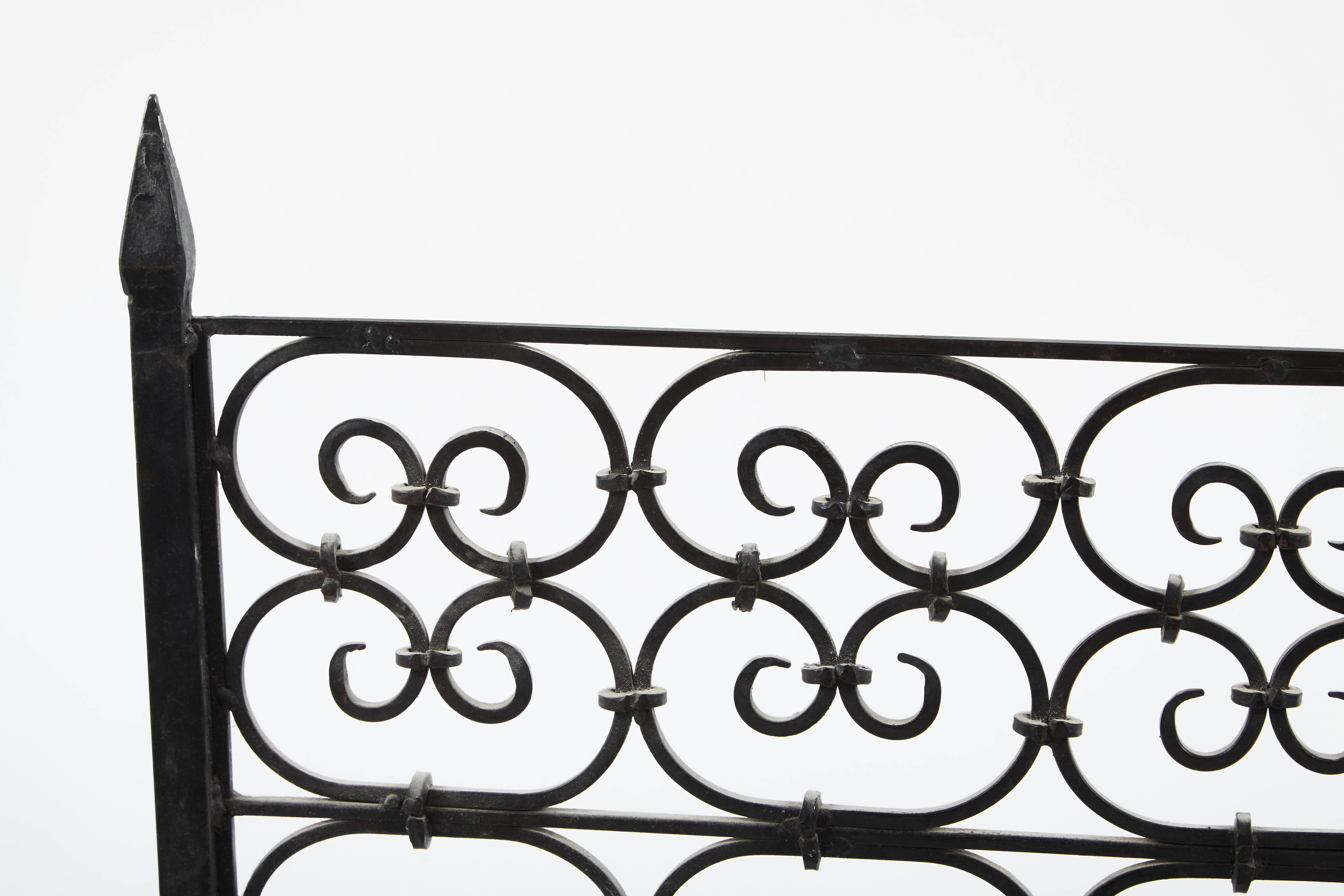Free standing Spanish wrought iron fireplace screen with scroll details and pointed finials, c. 1920.

PLEASE NOTE: LONG SHIPPING LEAD TIME DUE TO COVID-19 RESTRICTIONS

