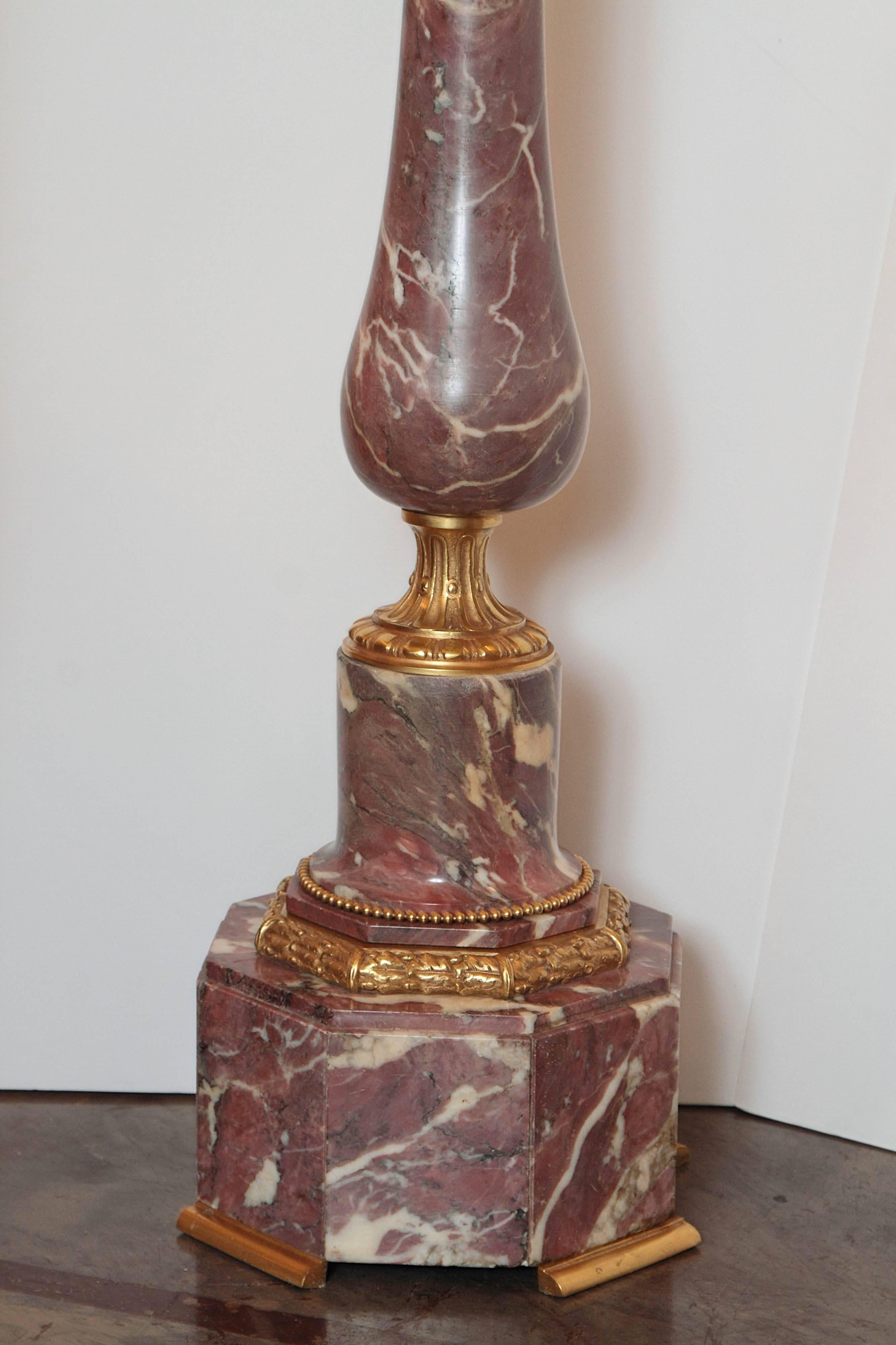 Lámpara de pie francesa del siglo XIX de mármol y bronce dorado Francés en venta
