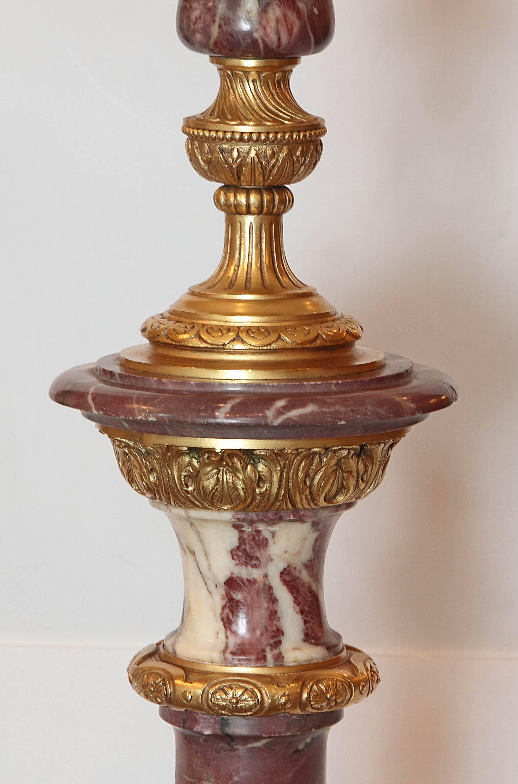 Marbre Lampadaire français du 19ème siècle en marbre et bronze doré de qualité en vente