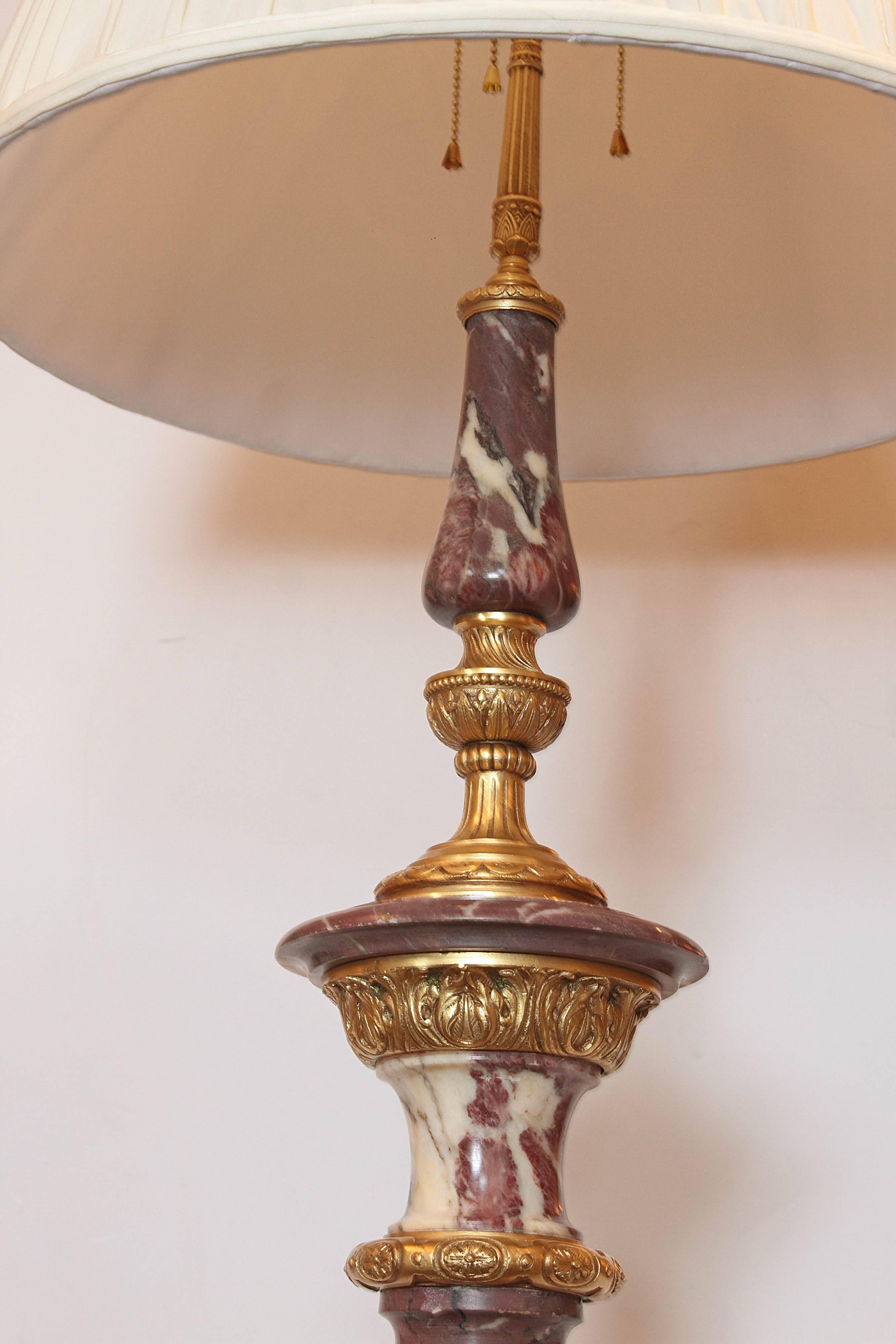 Lampadaire français du 19ème siècle en marbre et bronze doré de qualité en vente 1