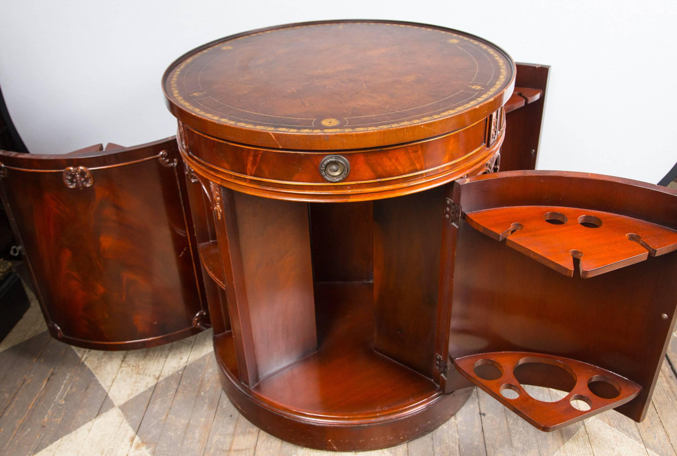 Revolving Bar Cabinet Table In Good Condition For Sale In Woodbury, CT