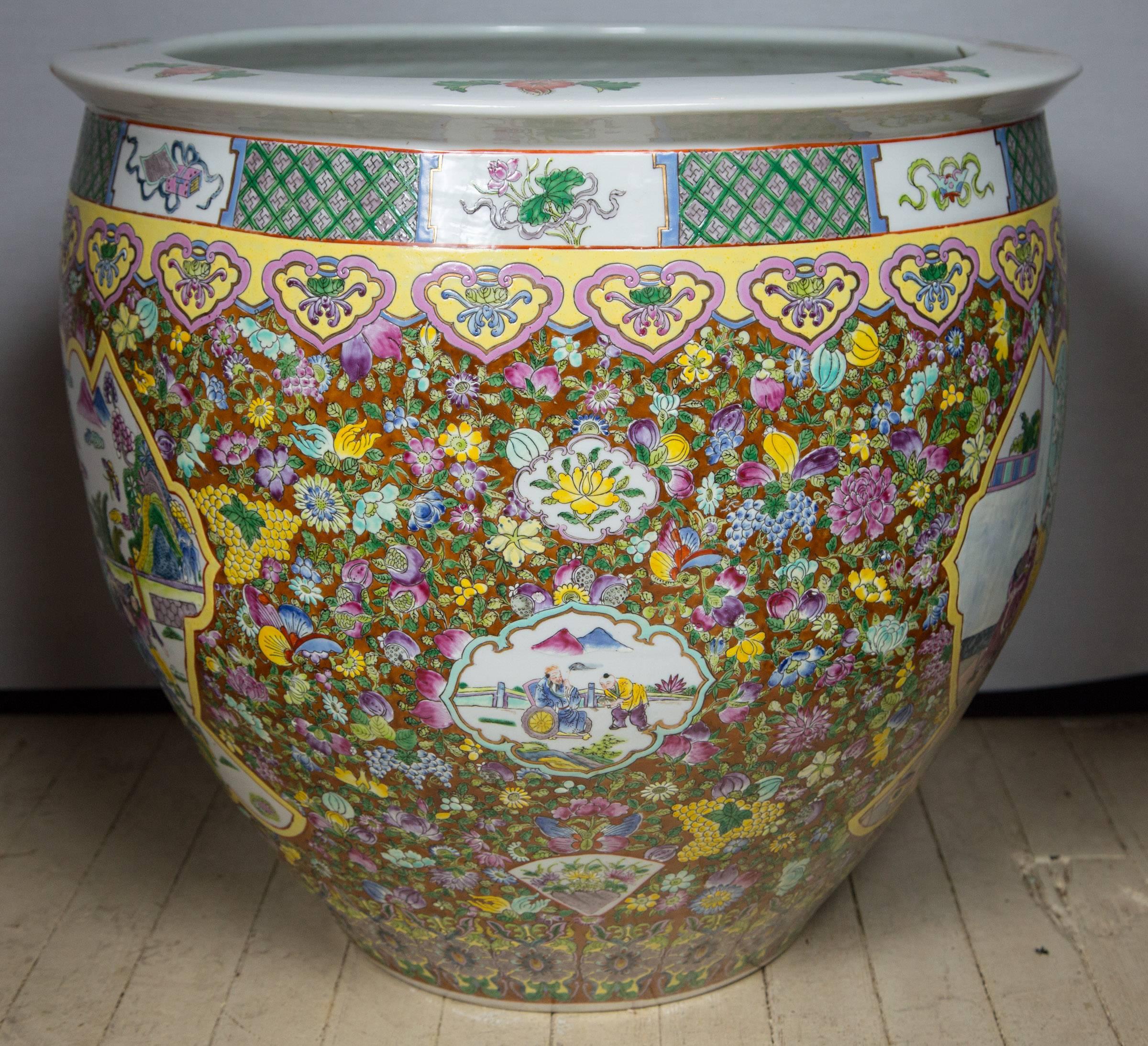 Pair of Chinese Porcelain Fish Bowls In Excellent Condition In Woodbury, CT