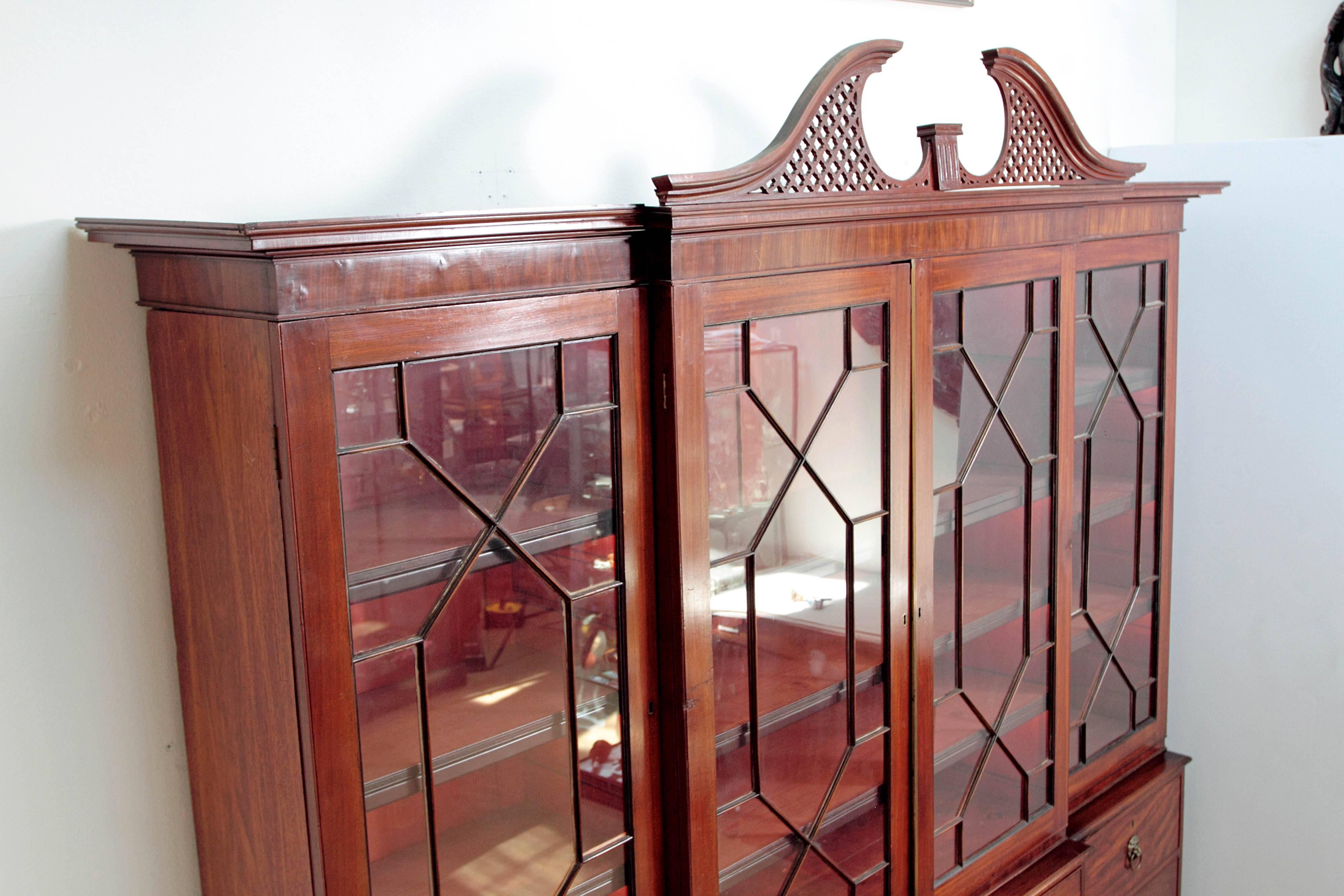 Elegant Period George III Mahogany Breakfront Bookcase / China Cabinet In Good Condition In Dallas, TX