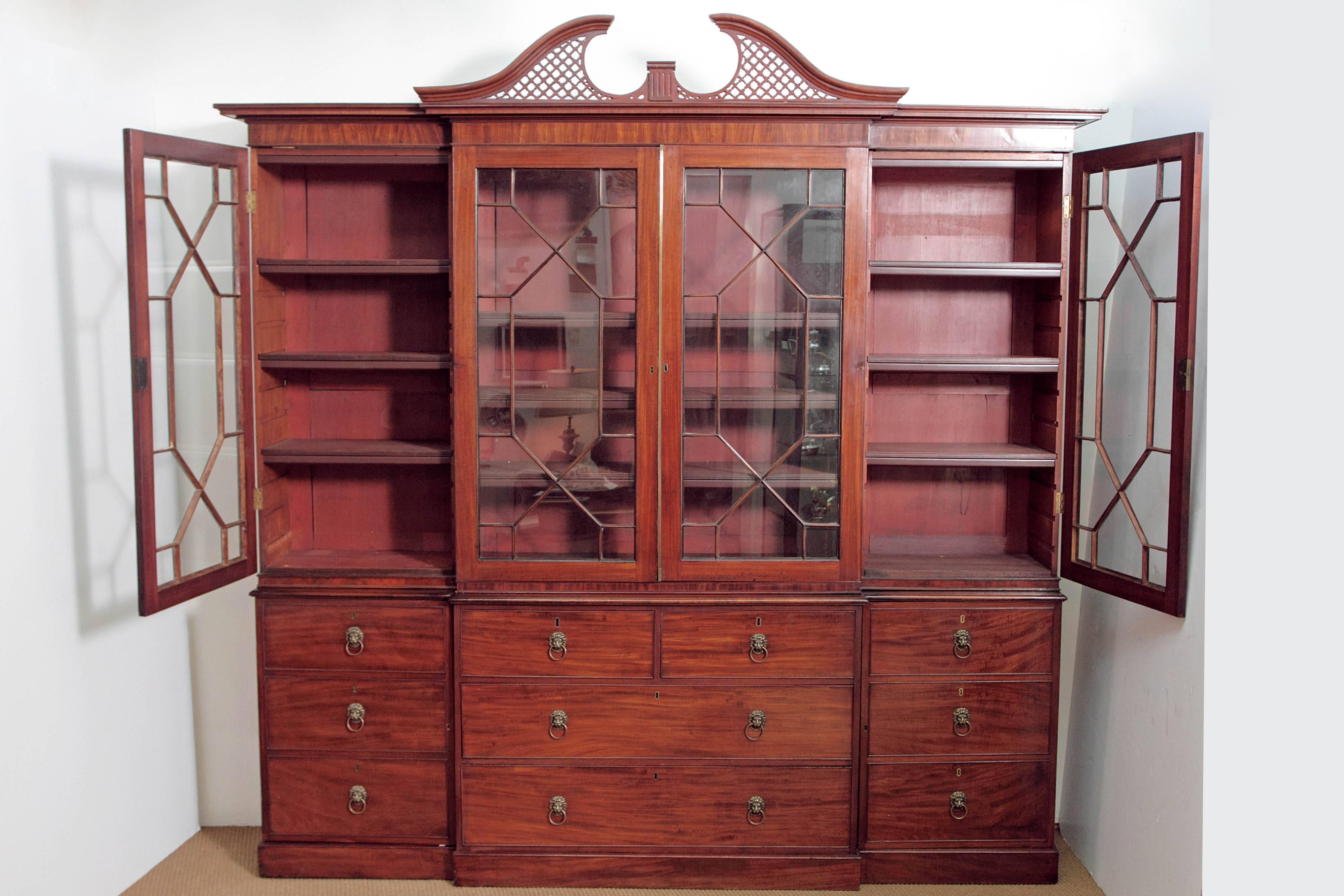 Elegant Period George III Mahogany Breakfront Bookcase / China Cabinet 2
