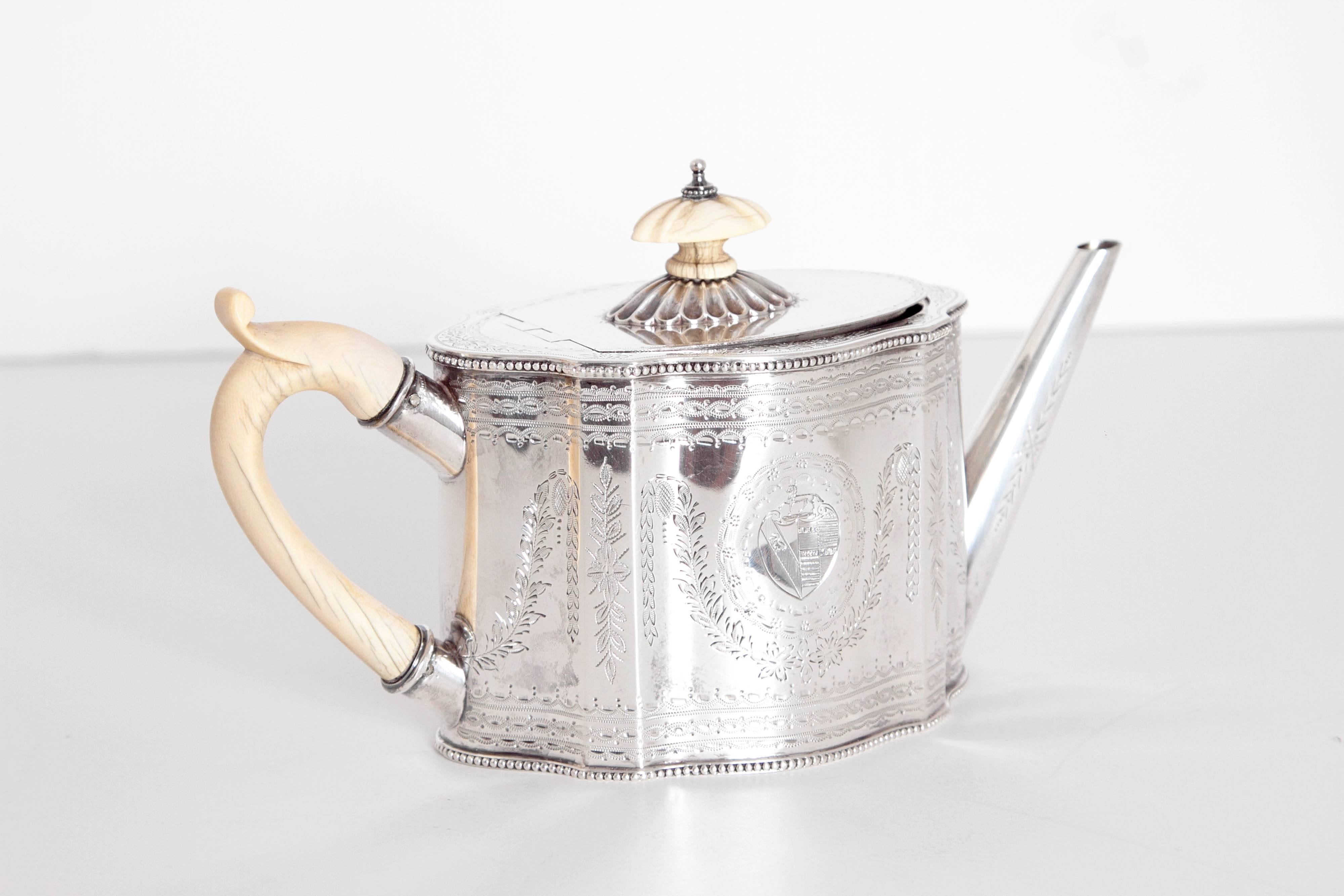 19th Century English Sterling Silver 4-Piece Coffee and Tea Service In Good Condition In Dallas, TX