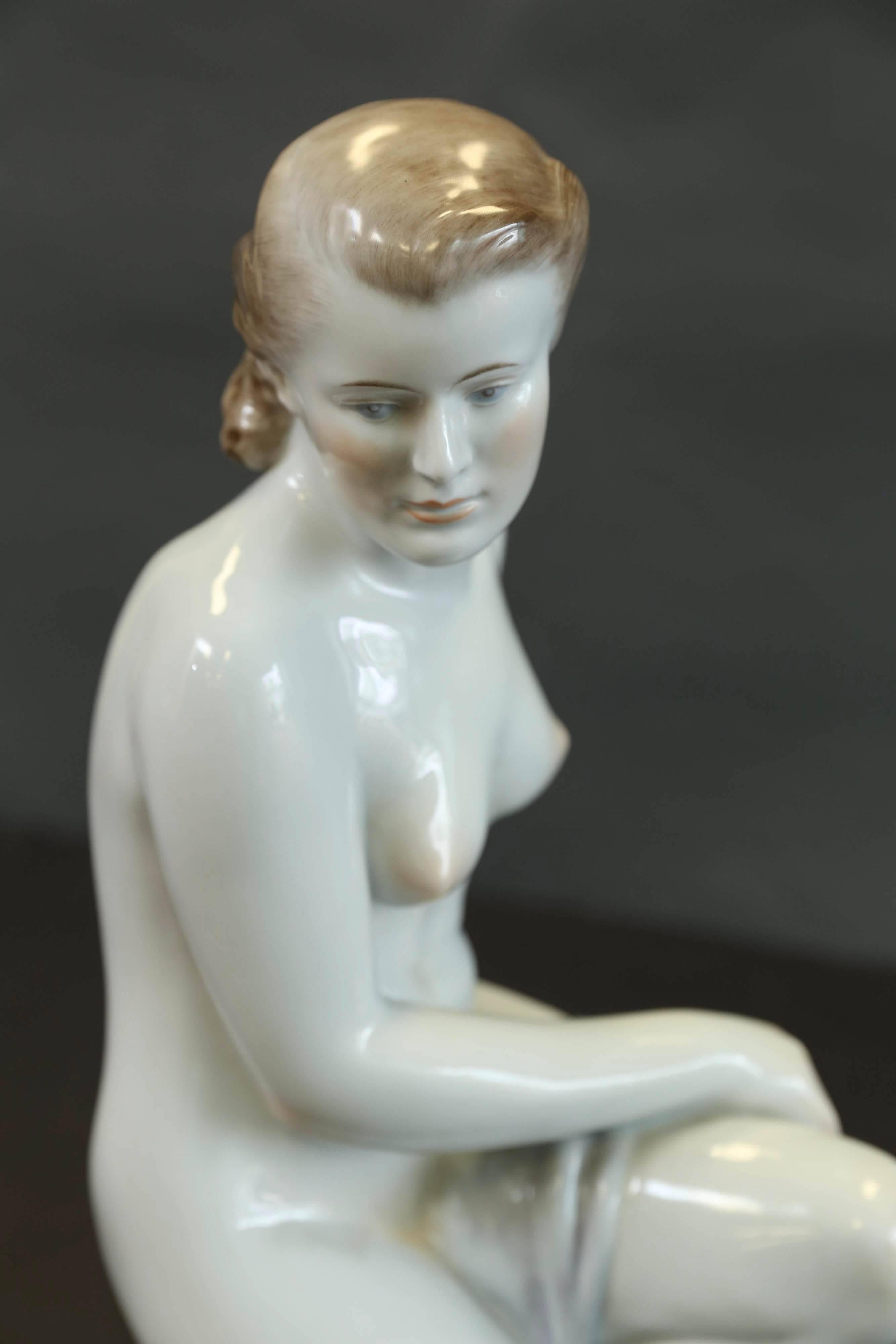 Herend female nude figure, hand-painted. #5719.

Condition is perfect, circa 1960s.
Has Herend stamp on the bottom

Measures: 17.5” H x 9.5” W.
 