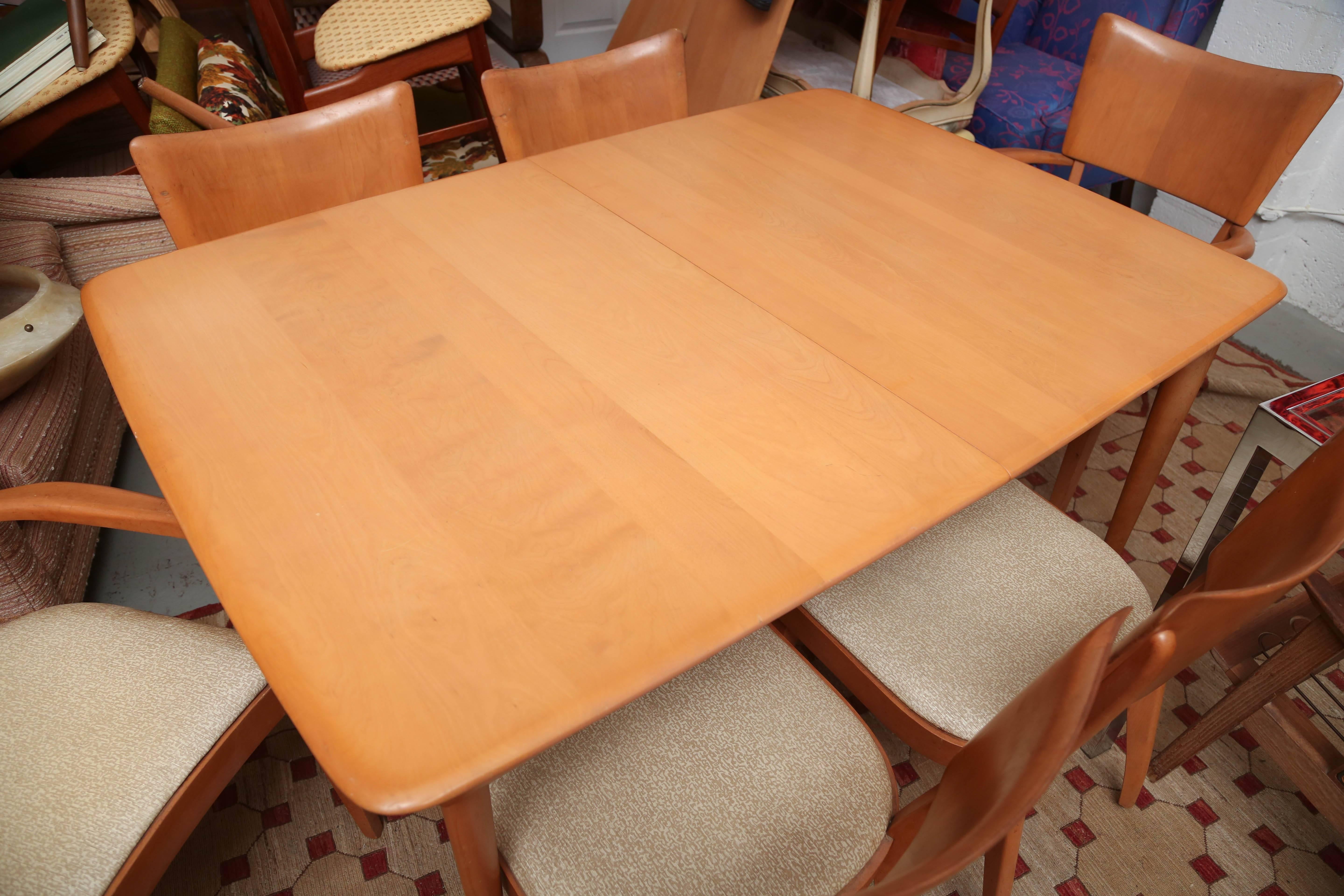 Gorgeous six chair, two leaves, dining room set by Heywood-Wakefield. Has two captains chairs and four regular. Leaves are 15