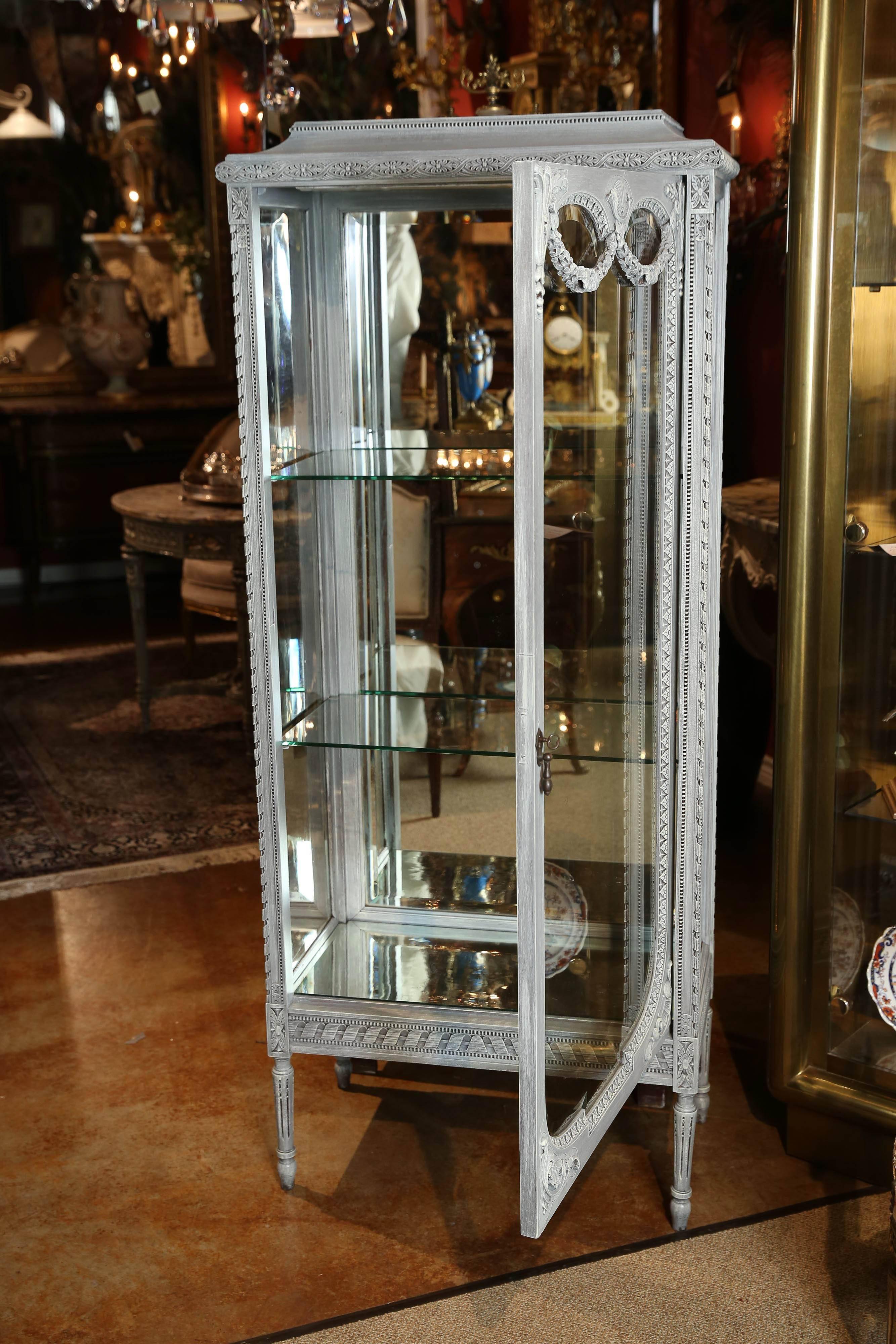French Louis XVI Vitrine, Painted in Pale Gray Hue, Mirrored Back 2
