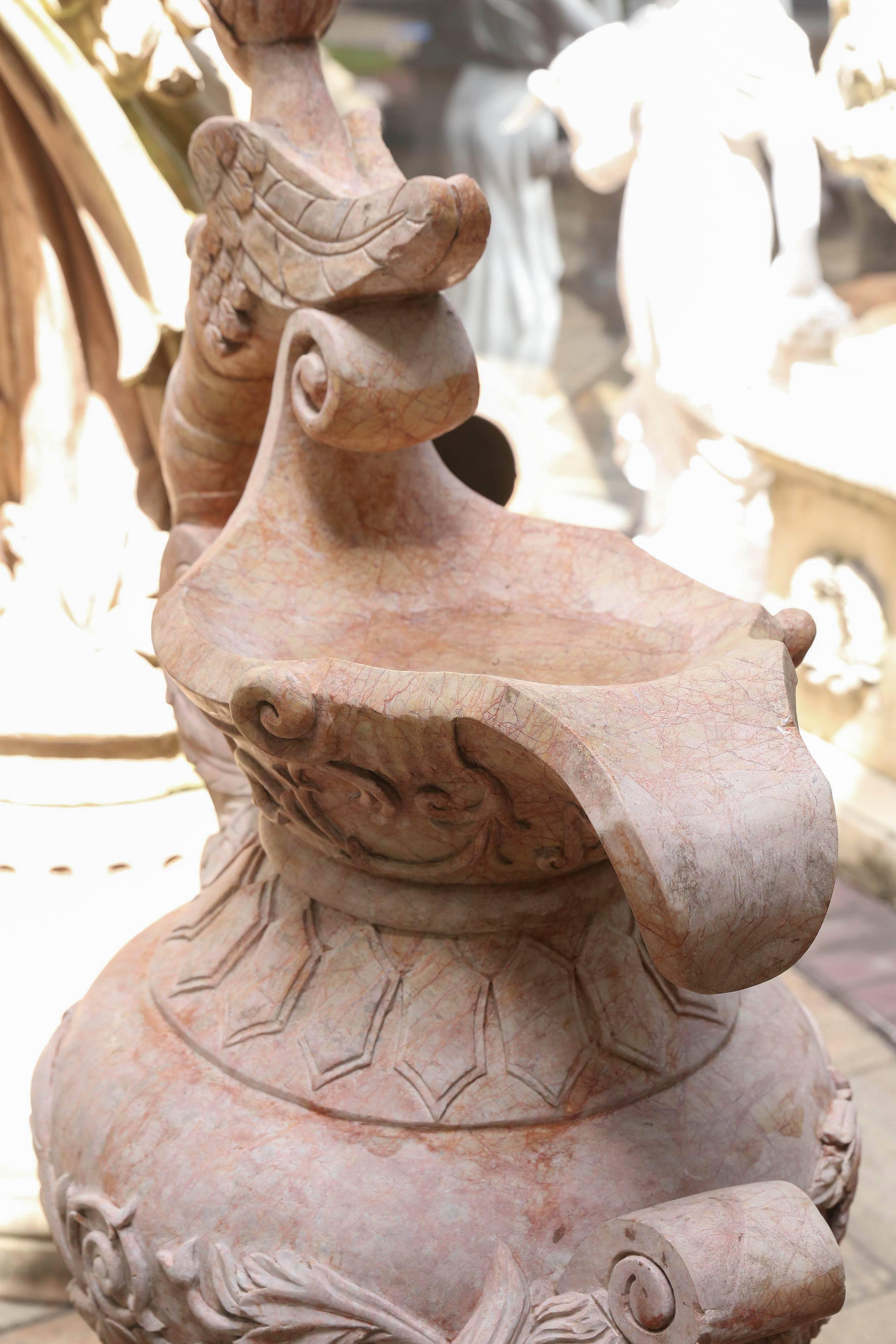 Marmo Coppia di sculture da giardino in stile neoclassico a forma di rondine in vendita