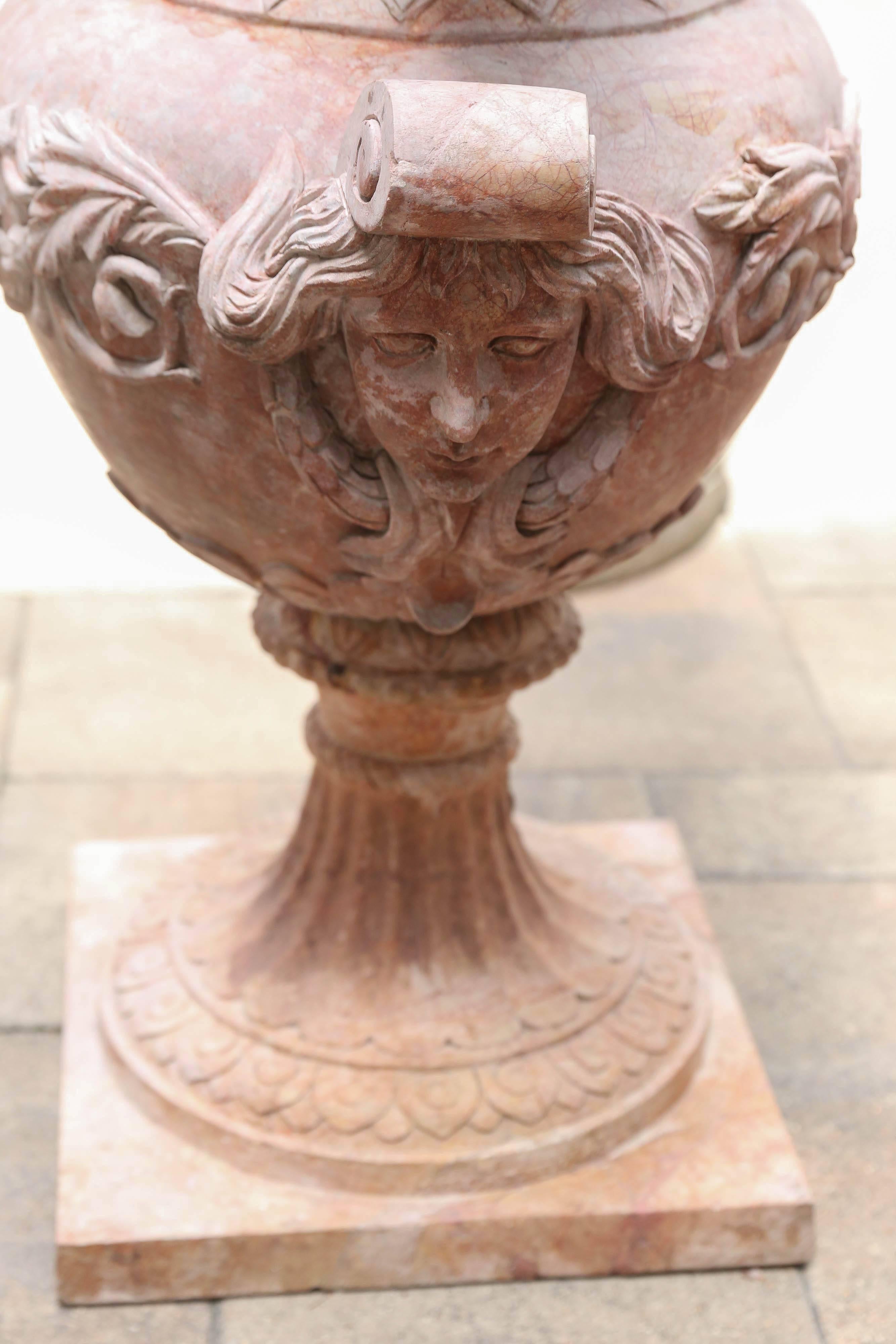 Coppia di sculture da giardino in stile neoclassico a forma di rondine in vendita 1