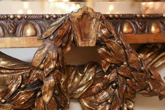 Grand miroir en bois doré et gesso orné d'anges dorés avec dorures