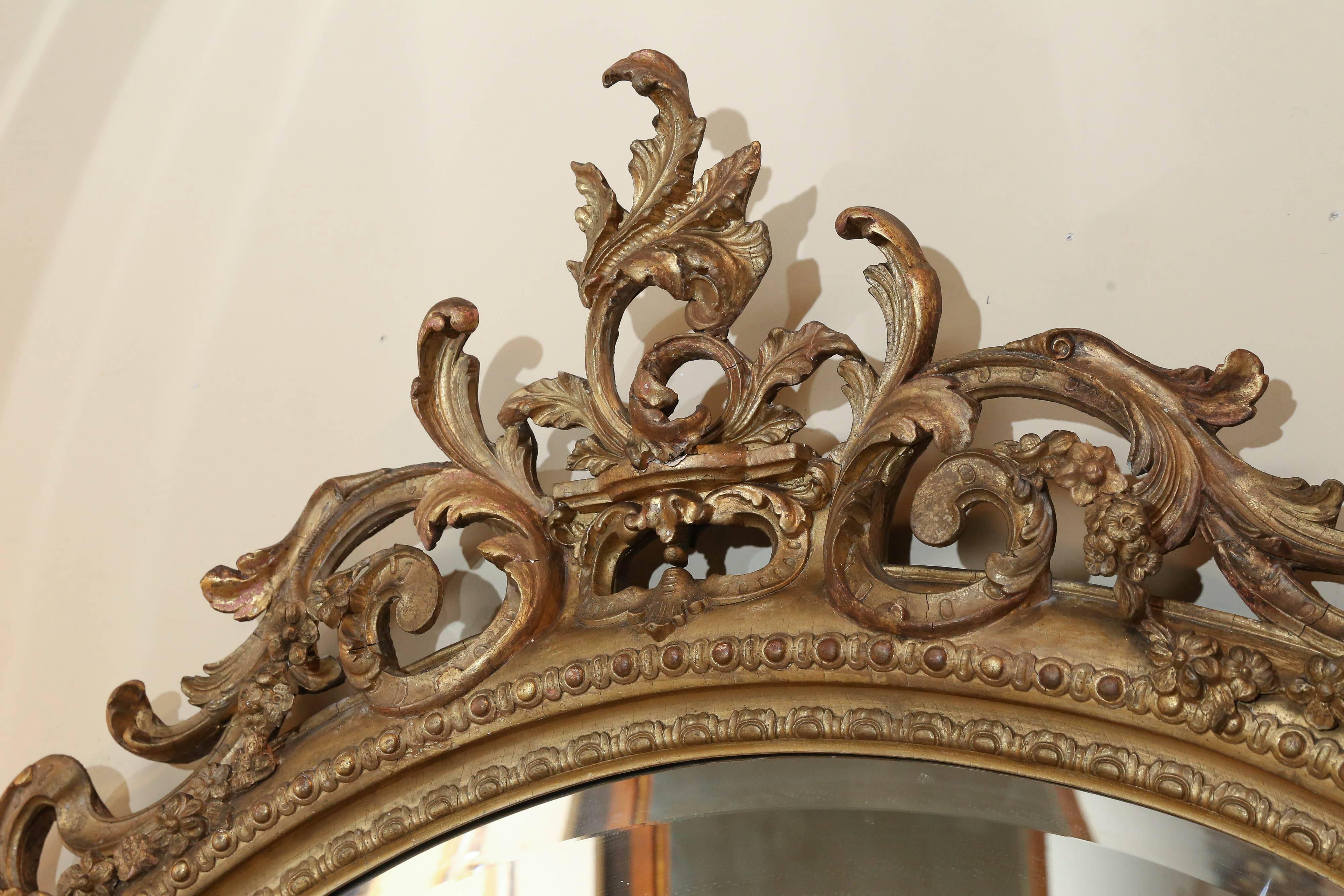 Una coppia molto bella con i lati decorati con un bordo a rocaille e un'altra parte di legno.
La decorazione a volute traforate con fiori pendenti, il finale a volute si trova a 
Lo stemma. Doratura originale in tonalità tenue. L'ampio smusso