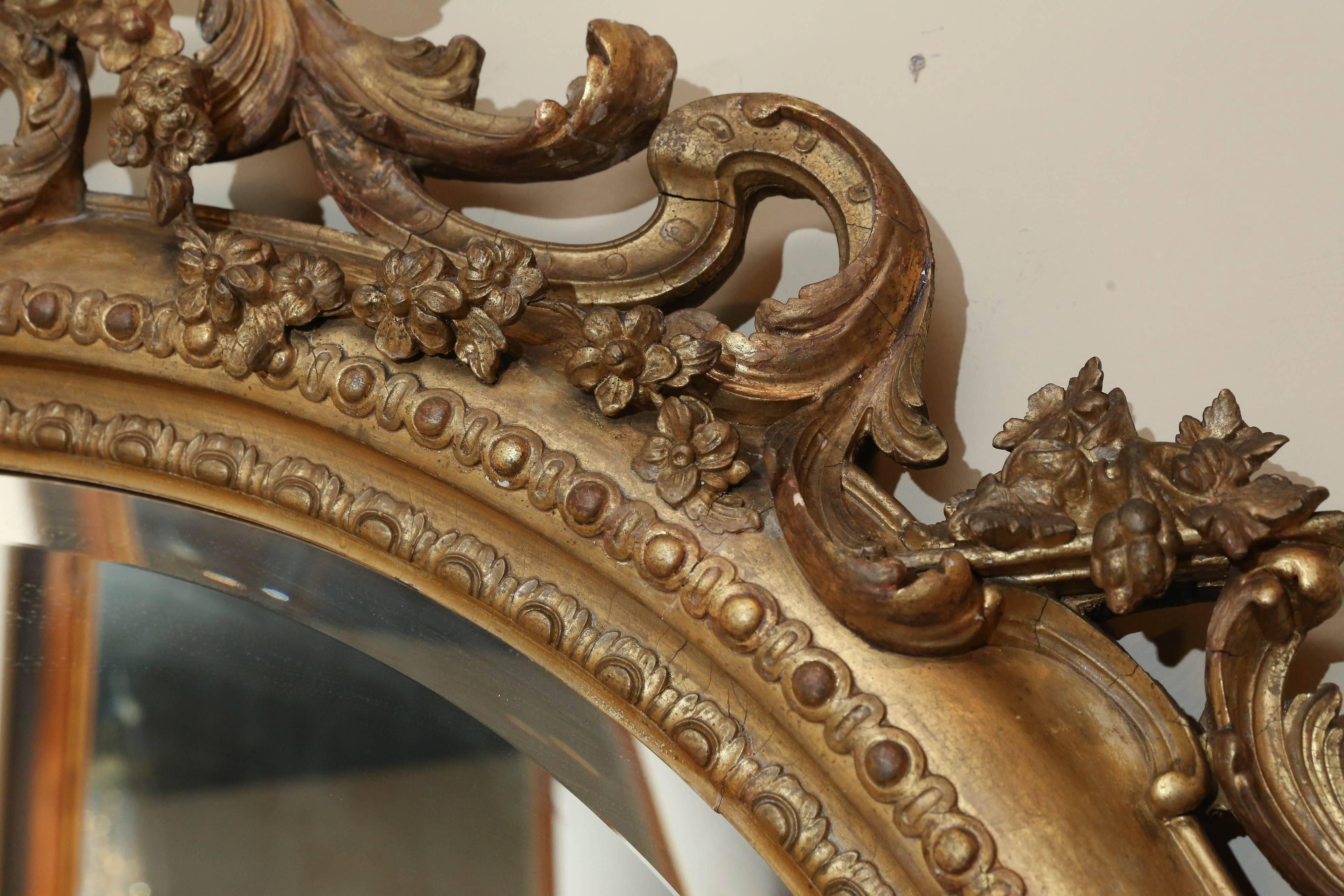 Francese Coppia di specchi ovali in legno dorato Louis Philippe, XIX secolo, gusto rococò in vendita