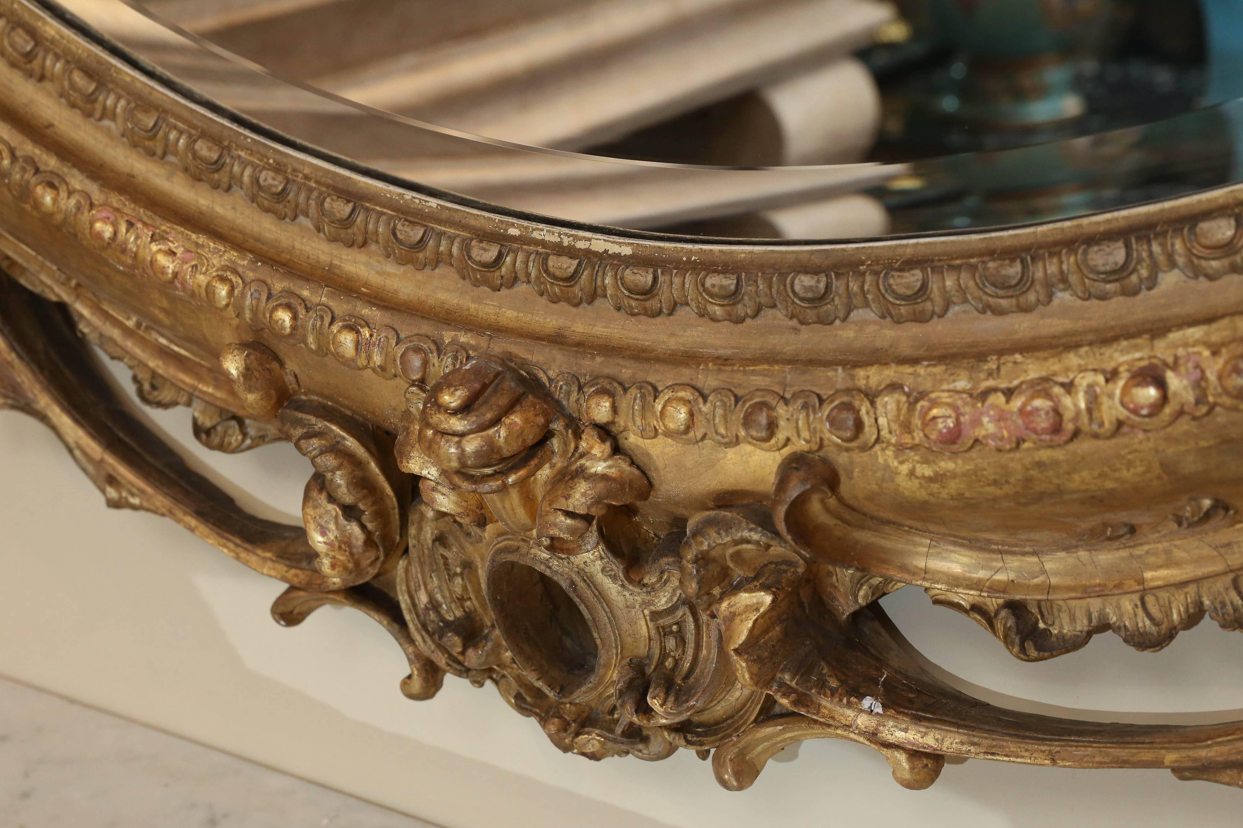 Coppia di specchi ovali in legno dorato Louis Philippe, XIX secolo, gusto rococò In condizioni ottime in vendita a Houston, TX