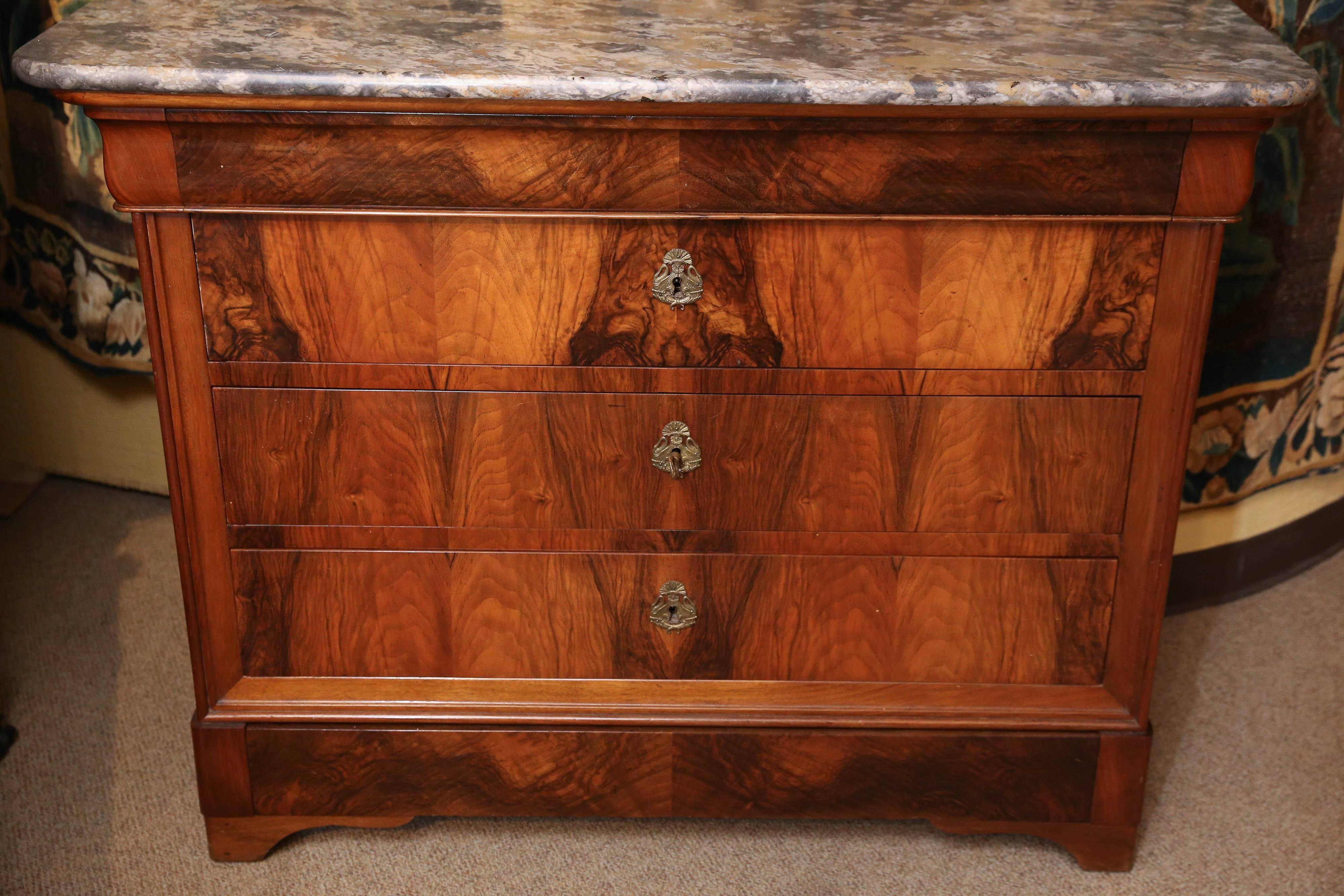 Handsome five-drawer chest in walnut. Well made chest in fine condition.
All drawers slide easily and comes with the original key. The marble top
Is in very good condition and is a swirl of gray and cream colors.