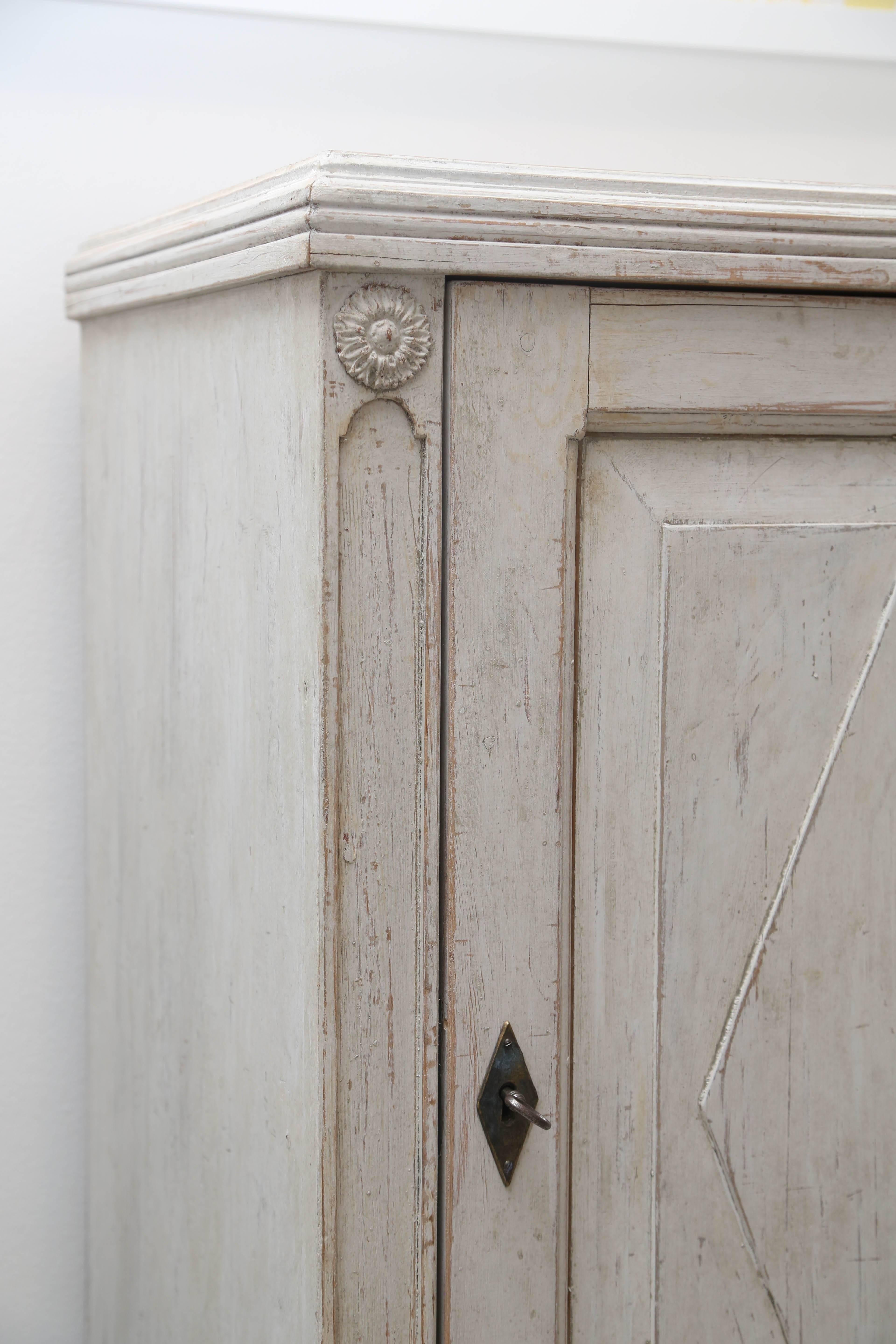 Swedish Painted Three-Door sideboard with Diamond Carving, Late 19th Century 3