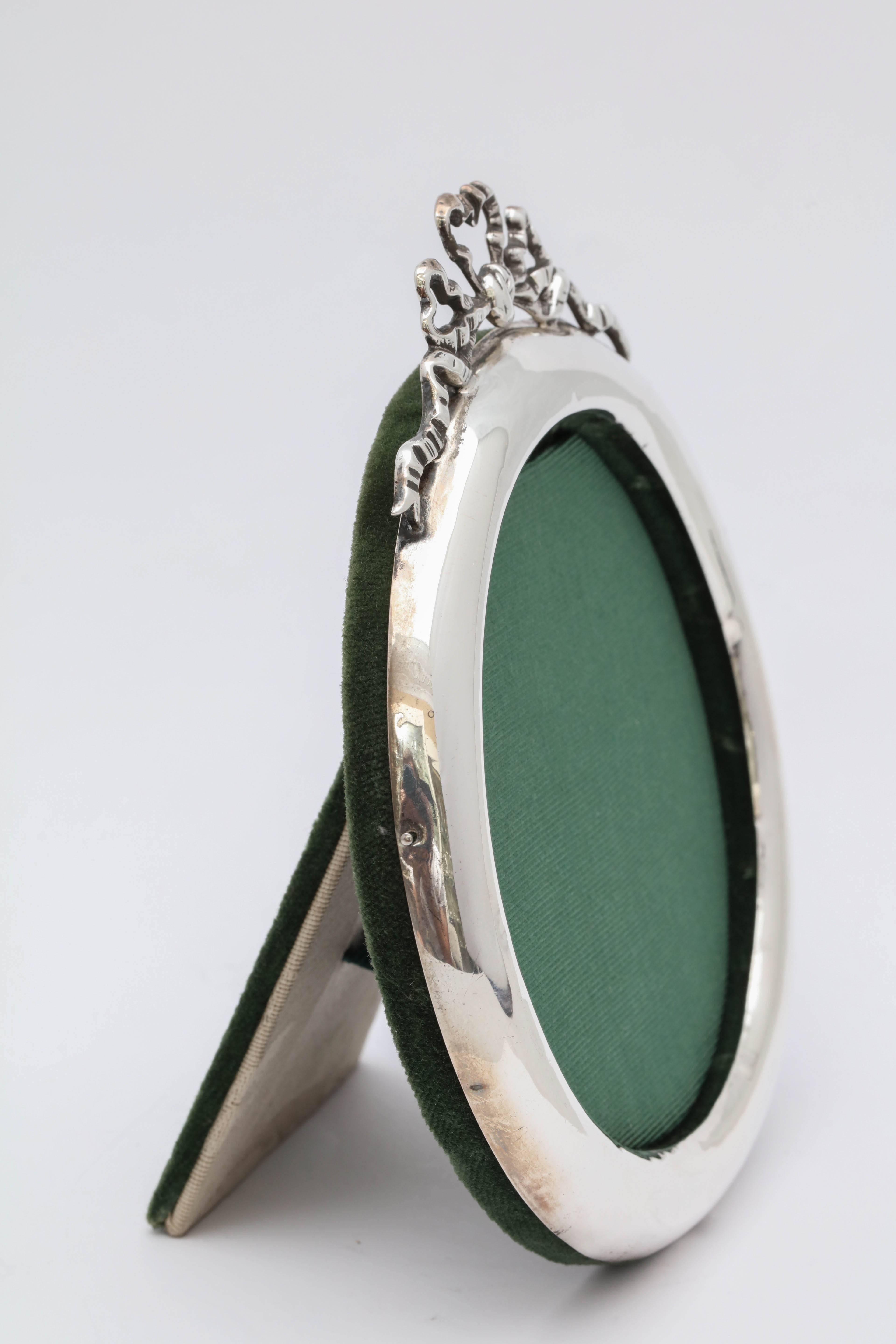 Victorian Sterling Silver Round Picture Frame with Bow Finial In Excellent Condition In New York, NY