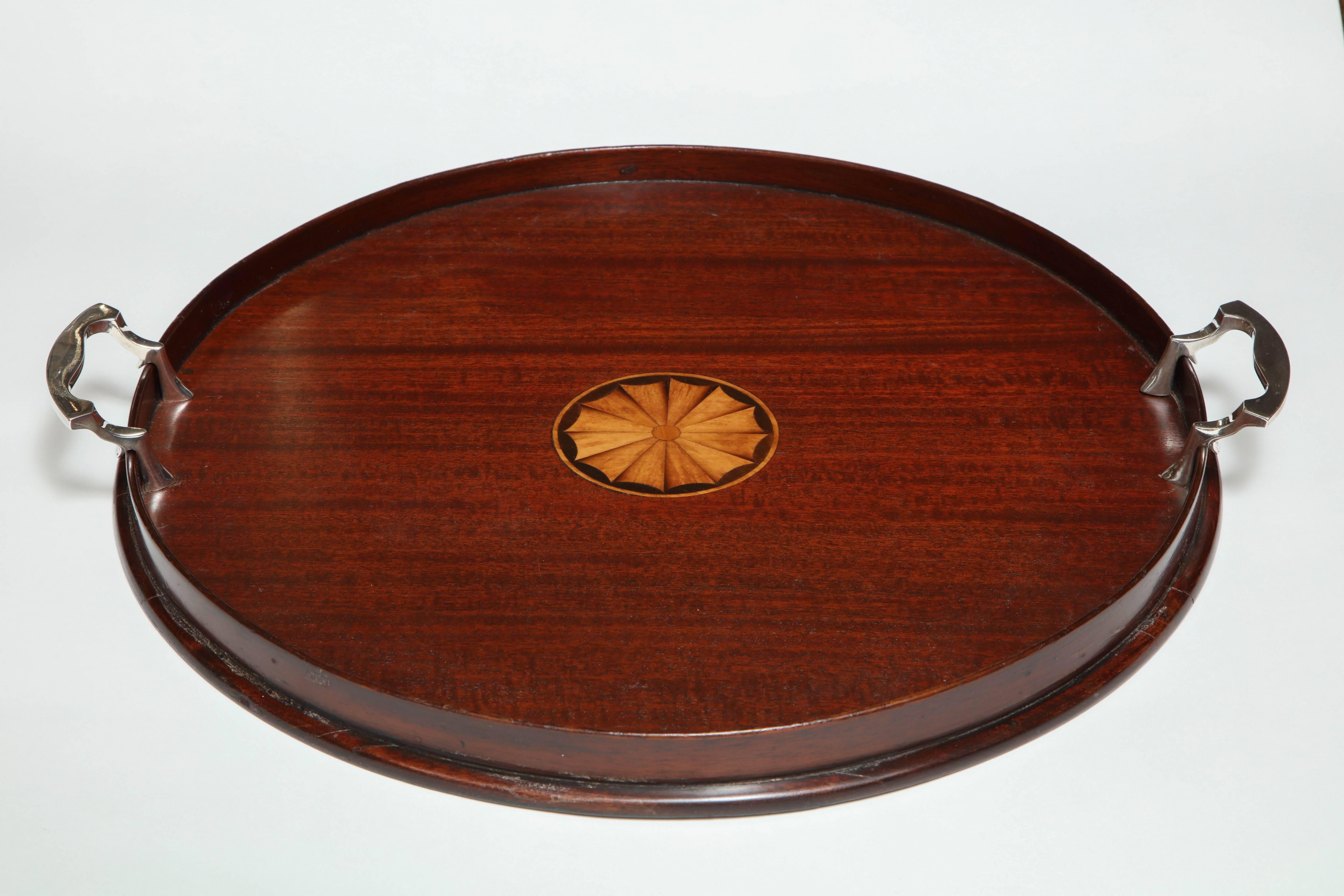 Edwardian Sheraton-Style Round Wood Serving Tray with Silver Plated Handles In Excellent Condition In New York, NY