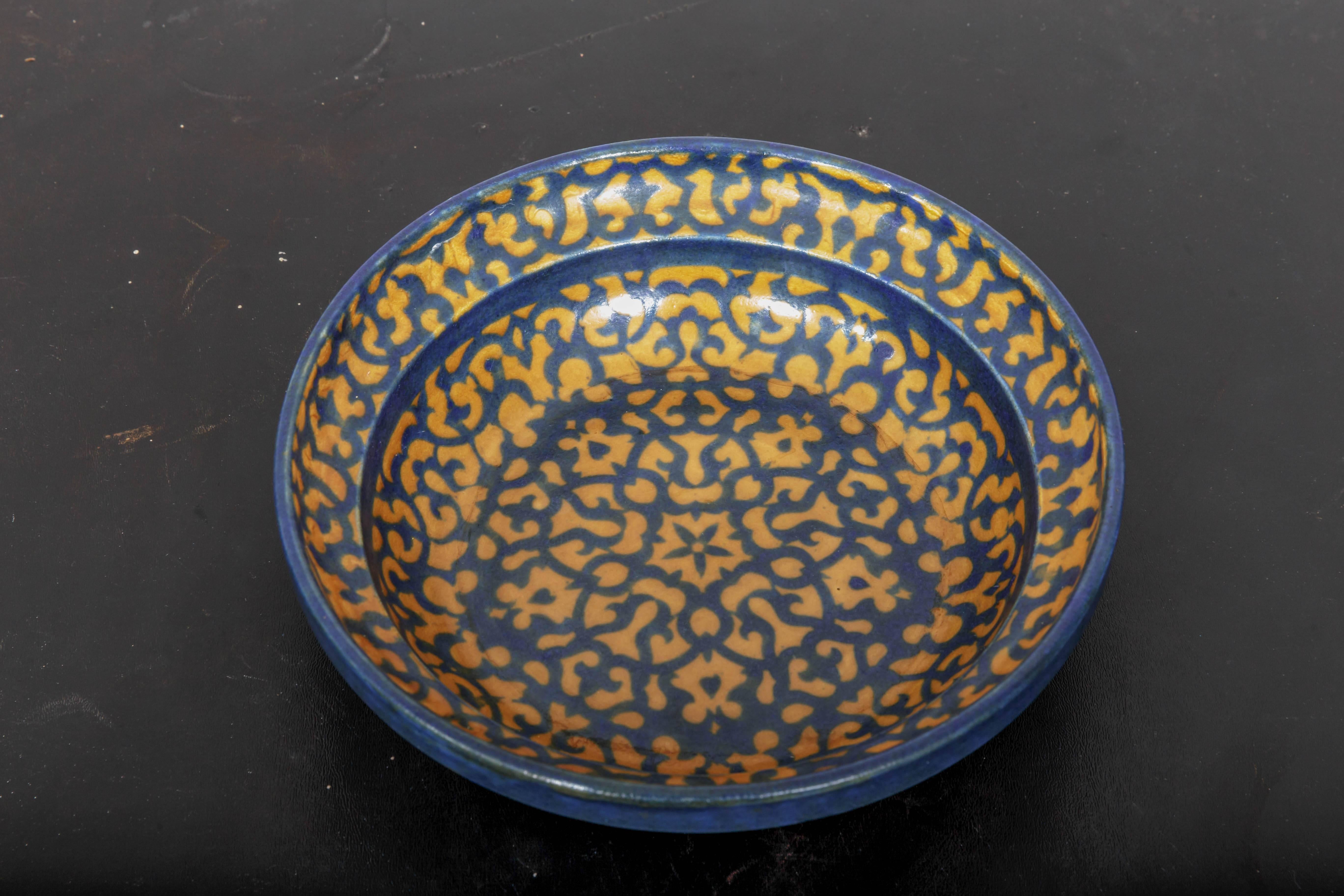 Glazed ceramic art pottery bowl, manufactured in Germany by Velten Vordamm (1913-1941), in an Art Deco style. The company was influenced by the modernism aesthetic of the Deutscher Werkbund and Bauhaus School. The bowl is hallmarked on the bottom