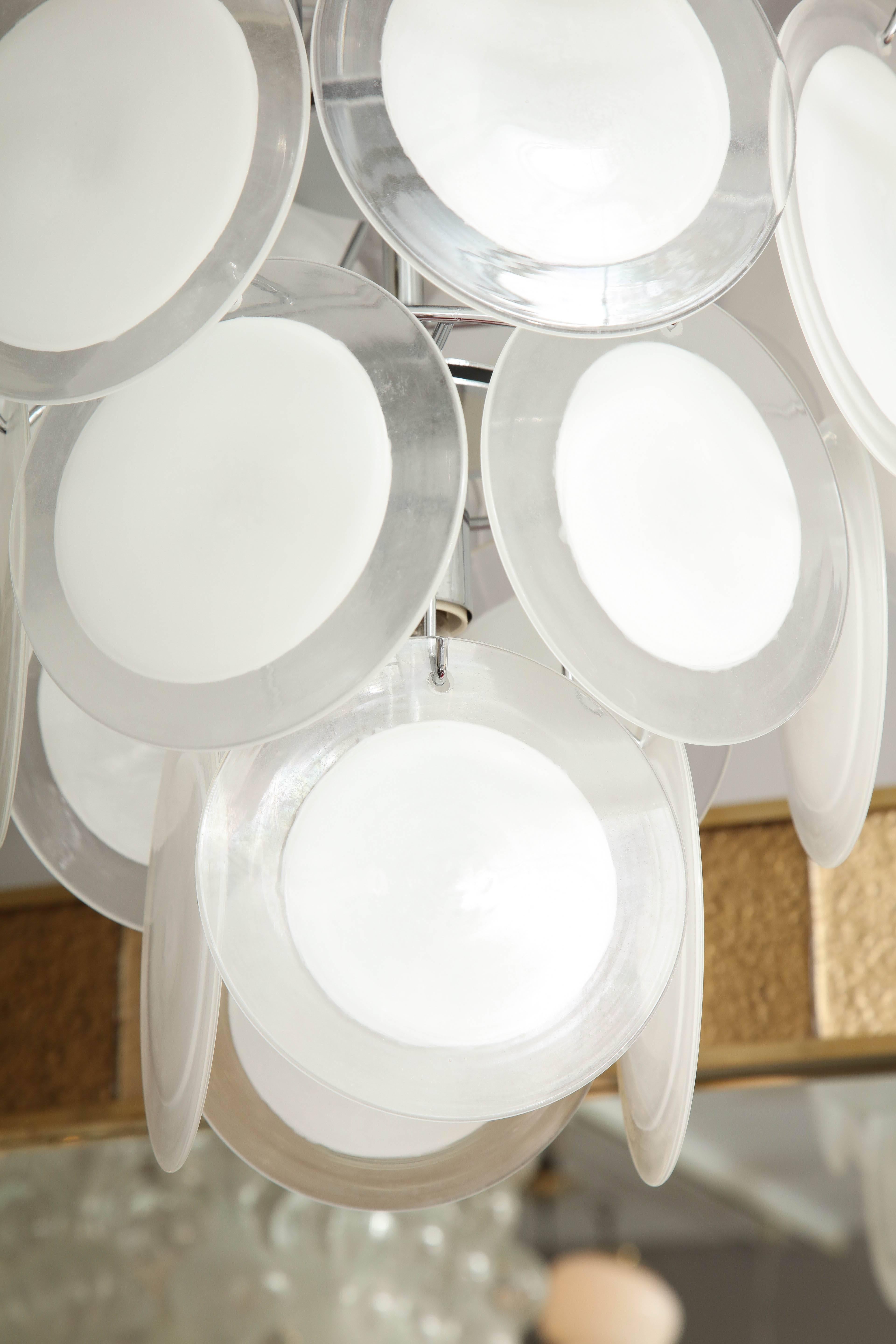 Lustre à plusieurs niveaux en verre de Murano blanc à disques personnalisé en vente 1