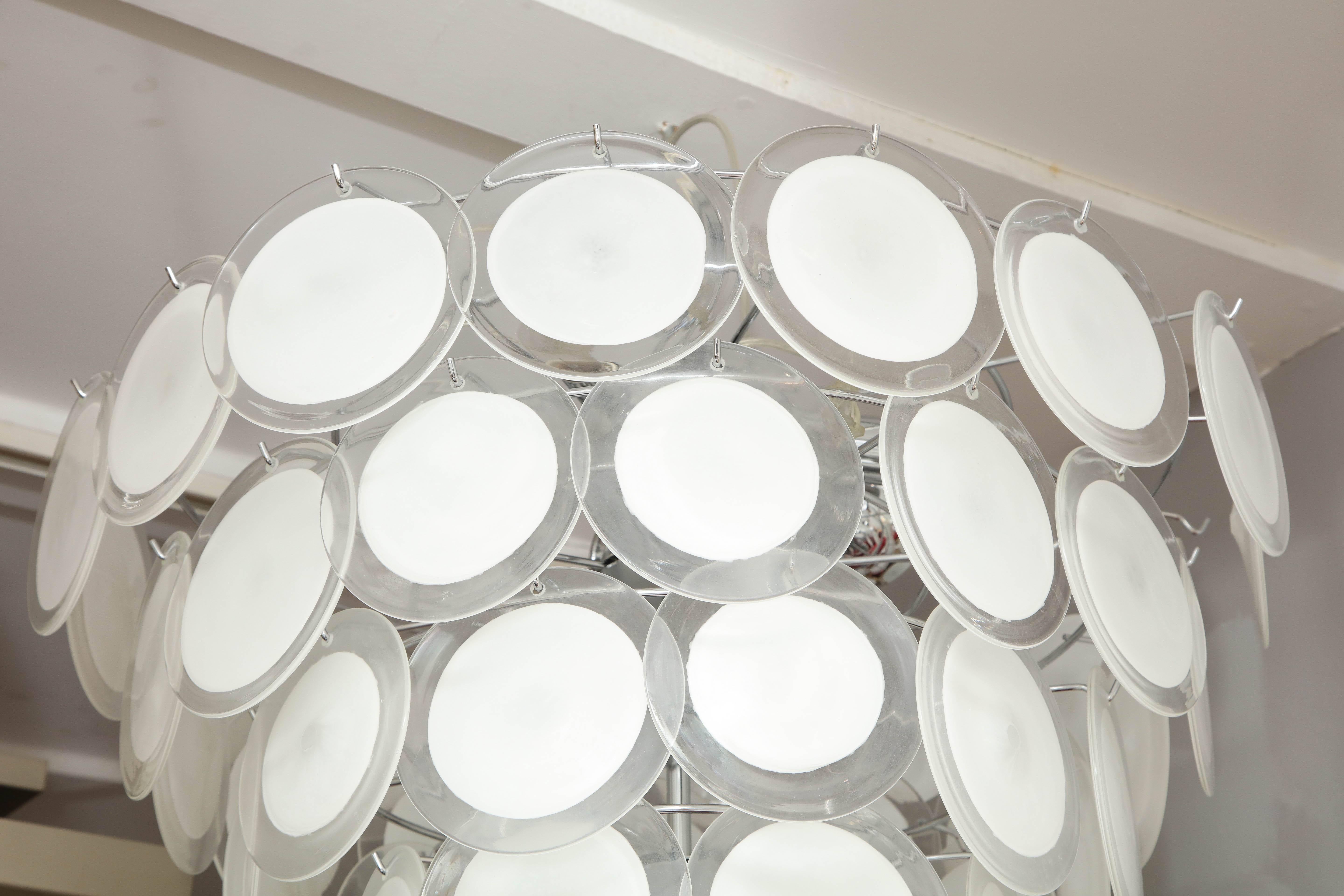Maßgefertigter Stufen-Kronleuchter aus weißem Muranoglas mit Scheiben (21. Jahrhundert und zeitgenössisch) im Angebot