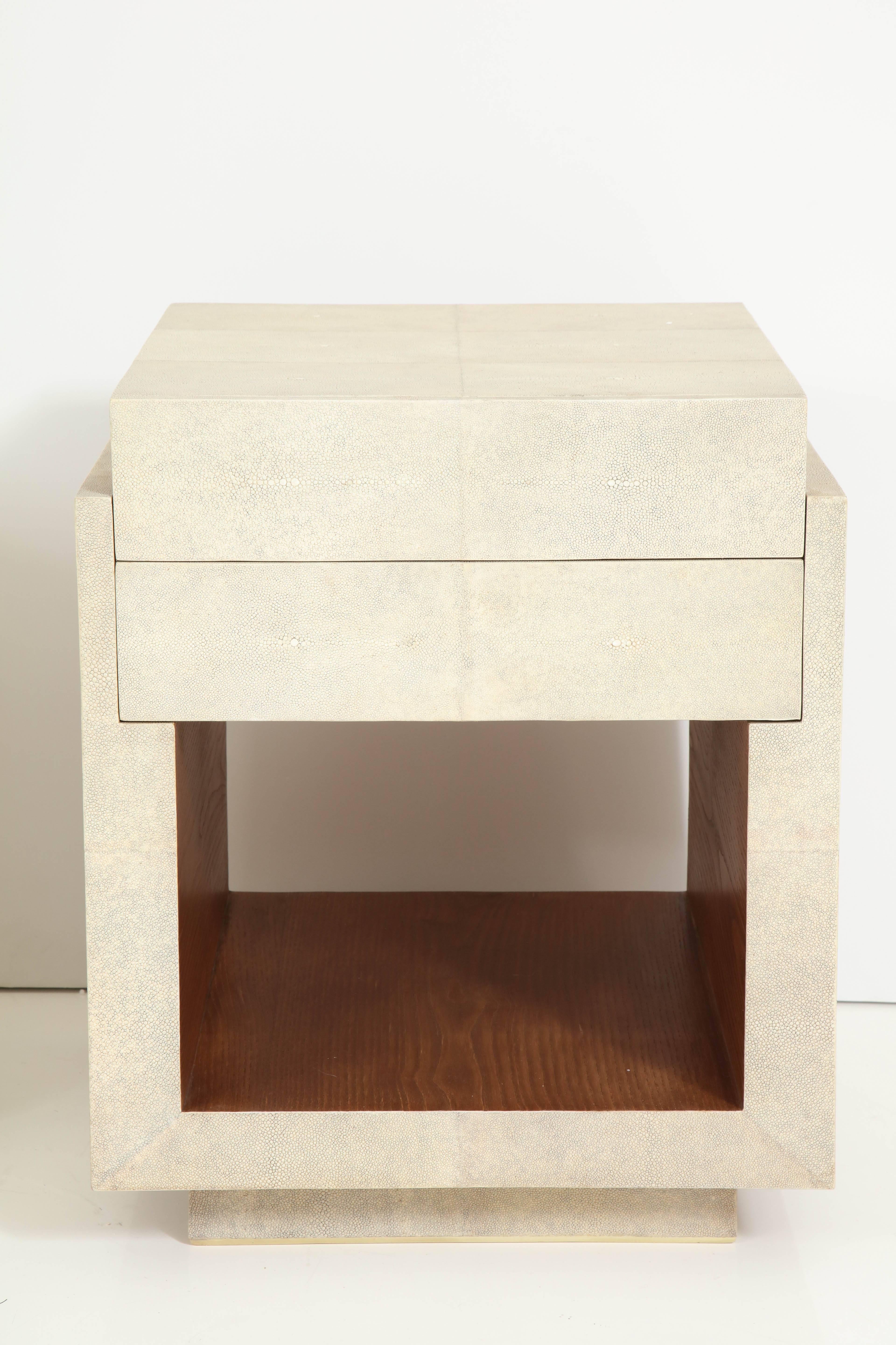 Nachttische und Beistelltische aus Chagrinholz, cremefarbenes Shagreen- und Palmenholz, neu (Art déco) im Angebot