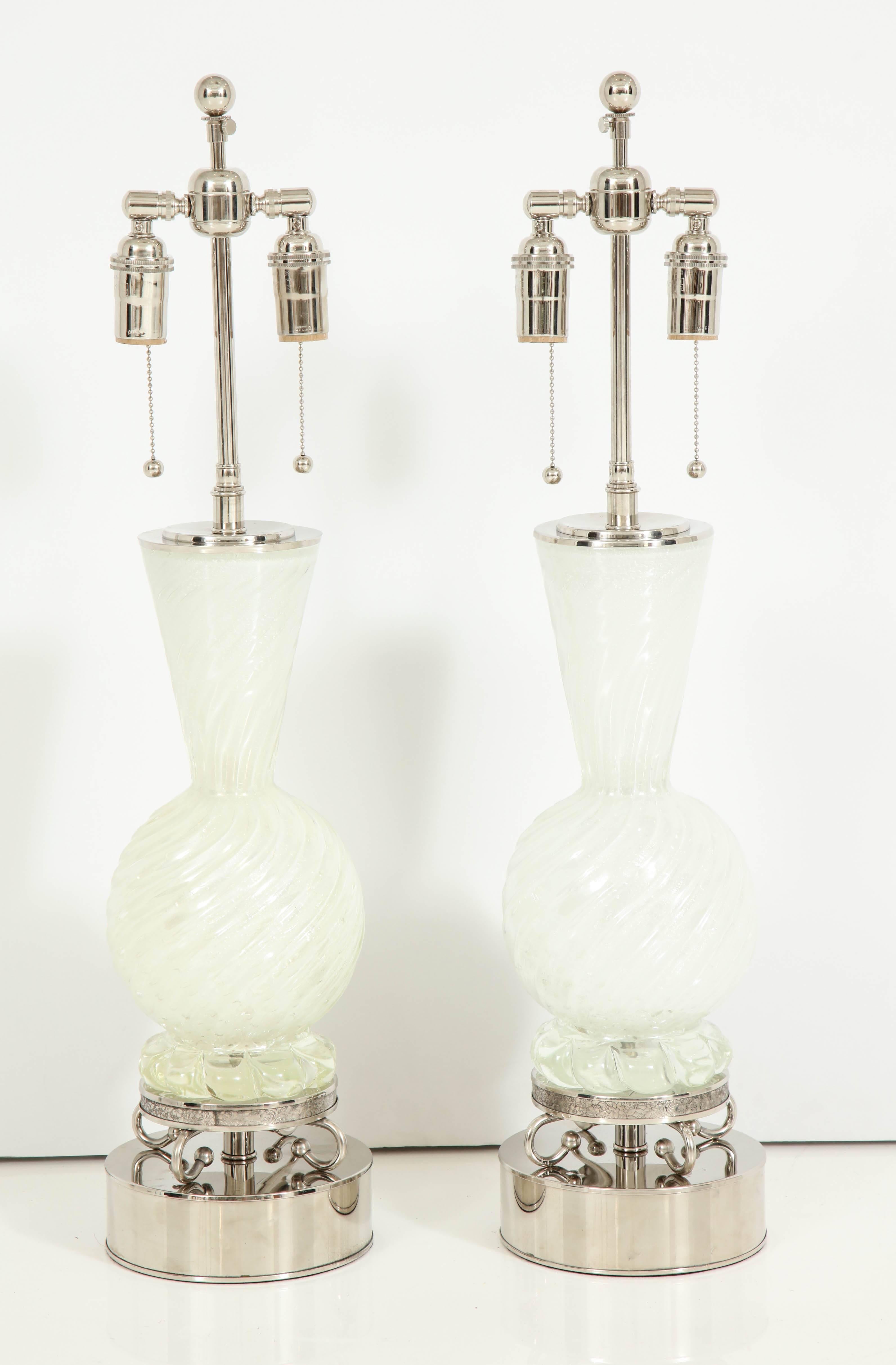 Paire de lampes en verre de Murano de Barovier&Toso.
Les corps de lampe en verre de Murano blanc nacré soufflé à la main sont montés sur des socles en nickel poli.
Les lampes ont été nouvellement câblées pour les États-Unis avec des doubles