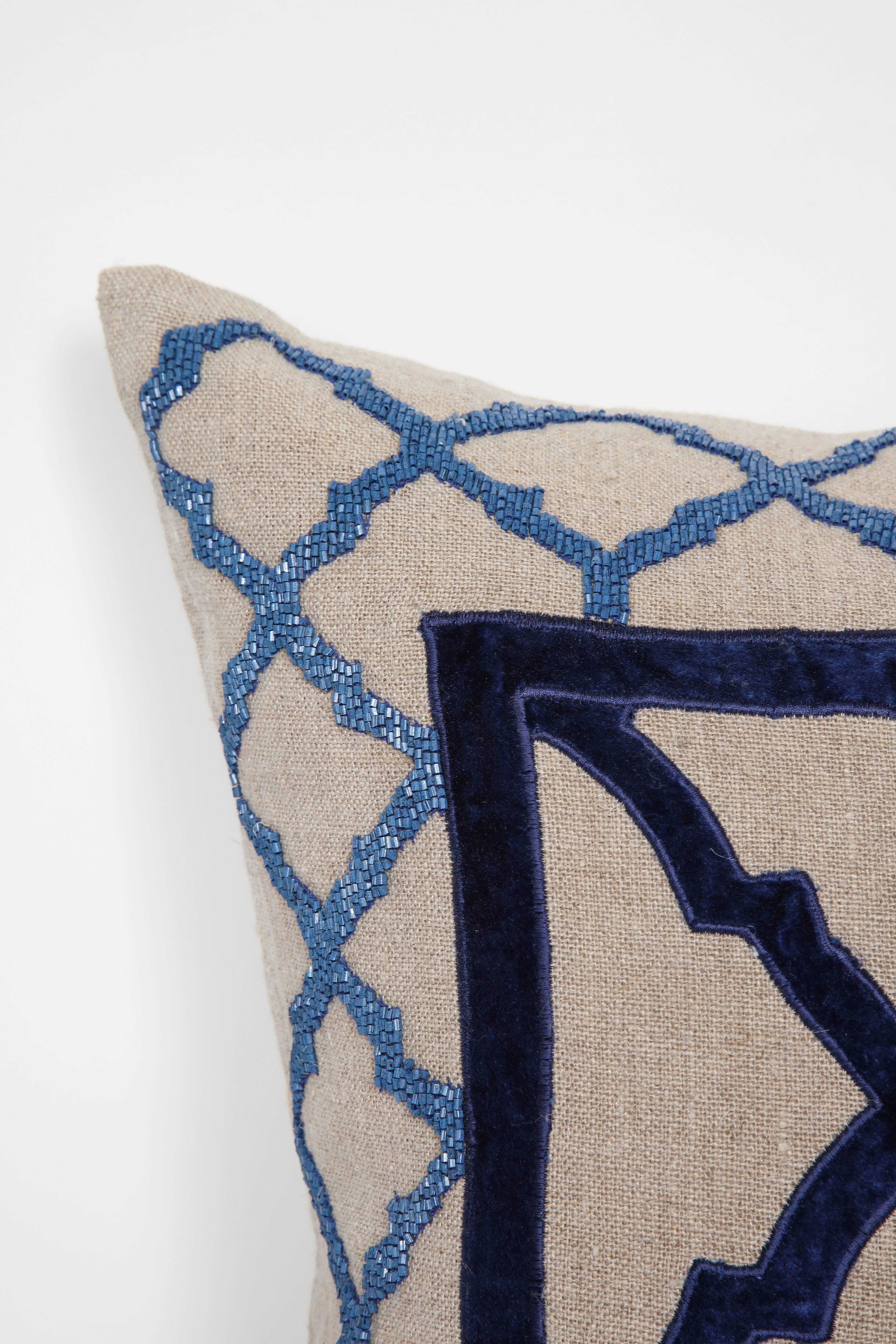 Coppia di cuscini in lino con decorazioni in perline e velluto In condizioni ottime in vendita a New York, NY