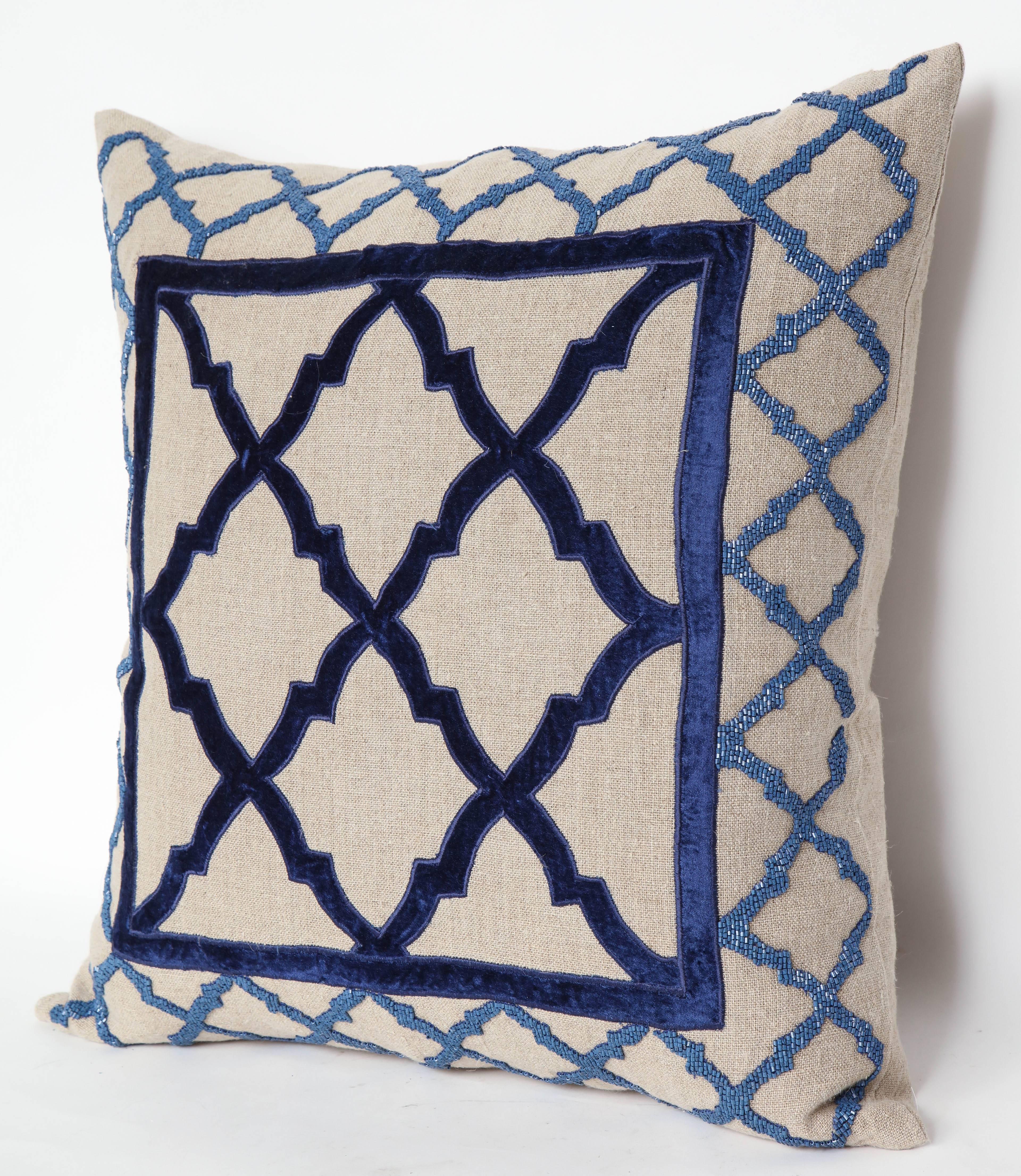 Lino Coppia di cuscini in lino con decorazioni in perline e velluto in vendita