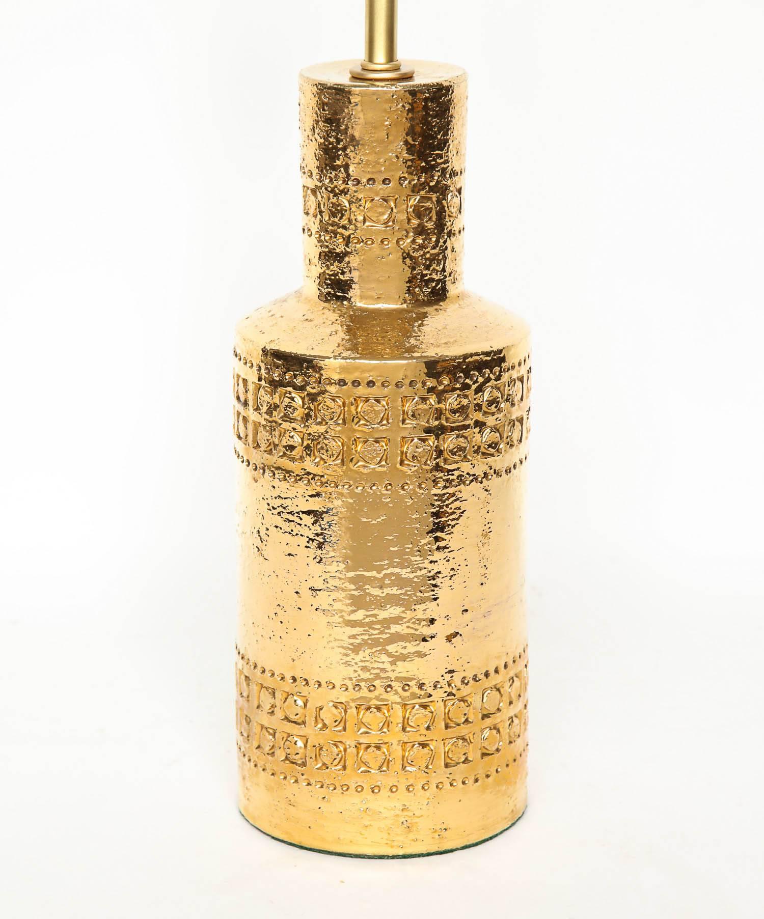 Straordinaria coppia di lampade Bitossi con fasce decorative incise a mano e smaltate in oro a 22 carati. Realizzato in Italia per il mercato scandinavo, ricablato per l'uso negli Stati Uniti con prese in ottone e cavi di seta dorati.