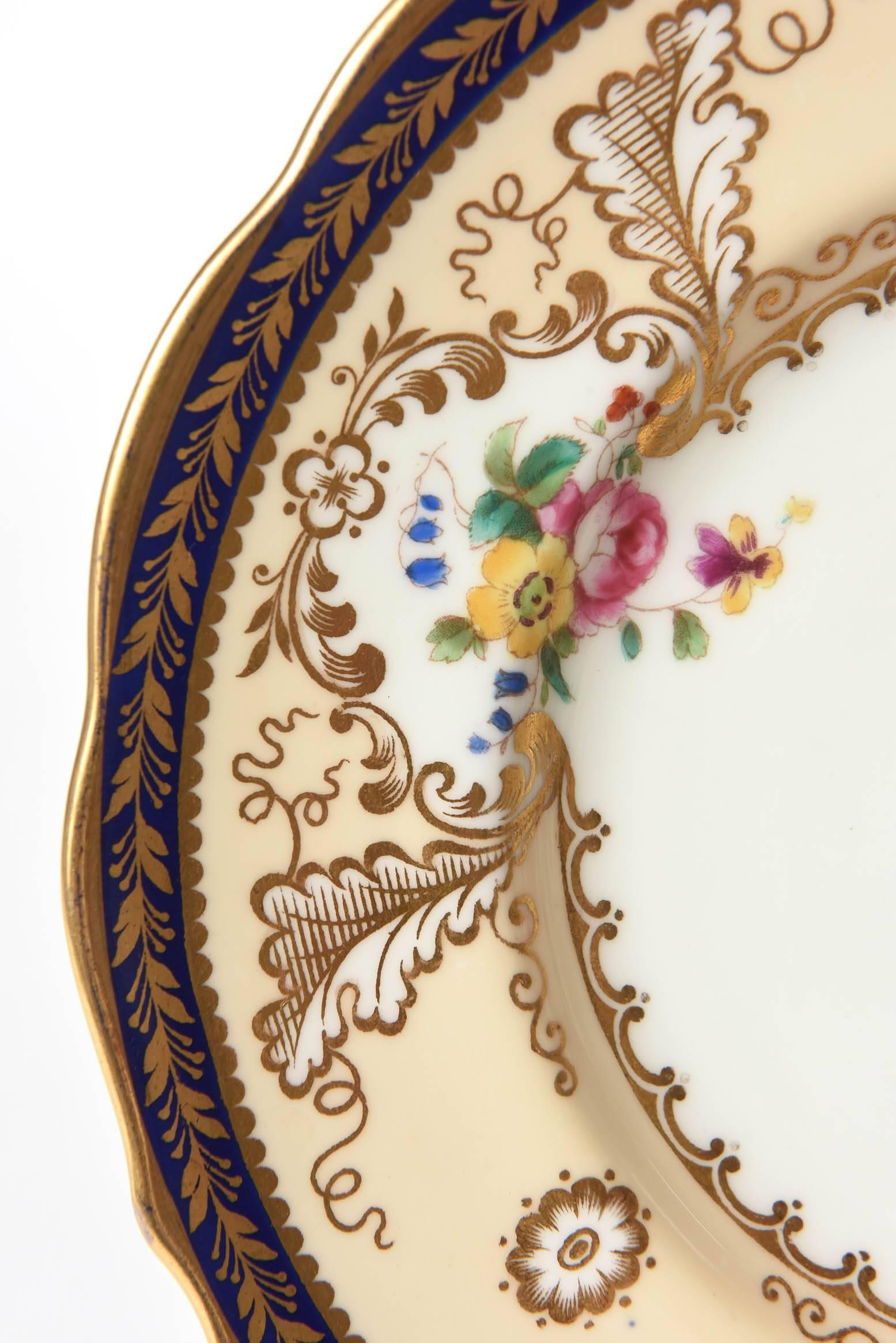 Fait main 12 assiettes à dessert anglaises anciennes Tiffany, bleu cobalt et fleurs peintes à la main en vente
