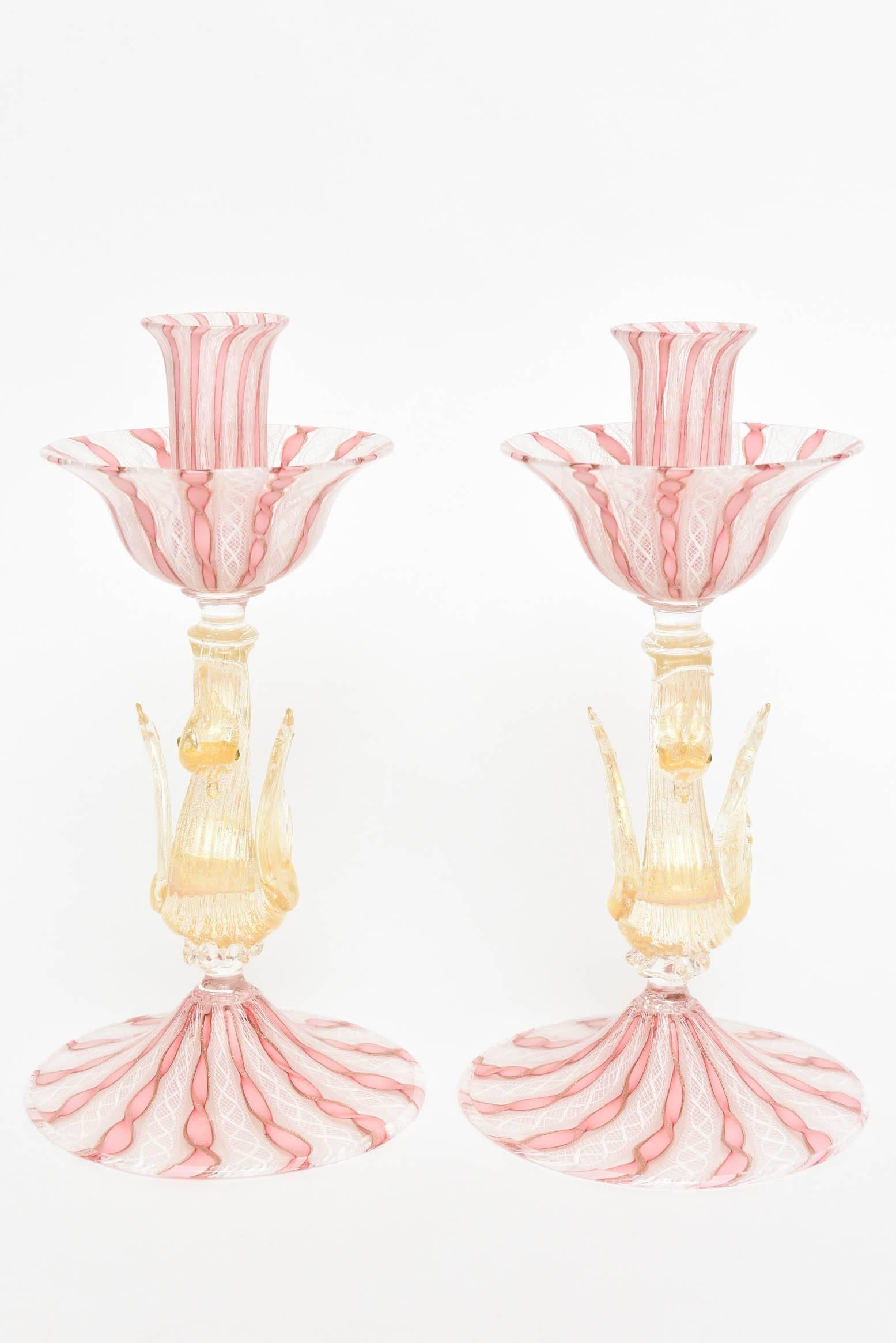 Pair of Venetian Pink White with Figural Swan Candlesticks, Latticino Swirls In Good Condition In West Palm Beach, FL