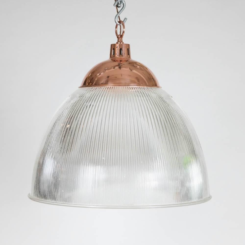 Una lampada a sospensione in vetro prismatico di grandi dimensioni degli anni '60, utilizzata in passato per illuminare gli hangar degli aerei. Questo paralume/riflettore in vetro a coste può essere appeso al tappo ramato.

Ricablato per