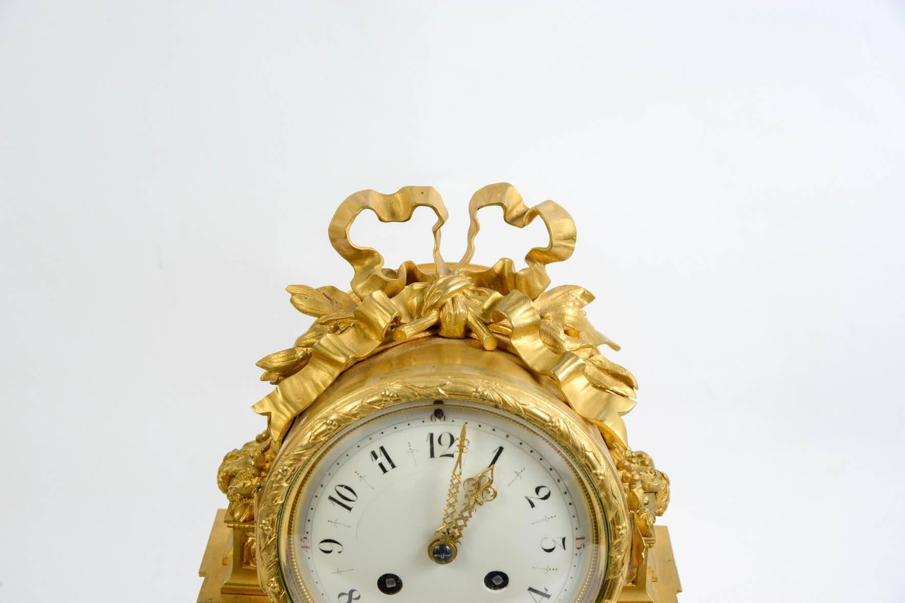 Gilded bronze mantel clock in the Louis XVI style.
Resting on a marble base.