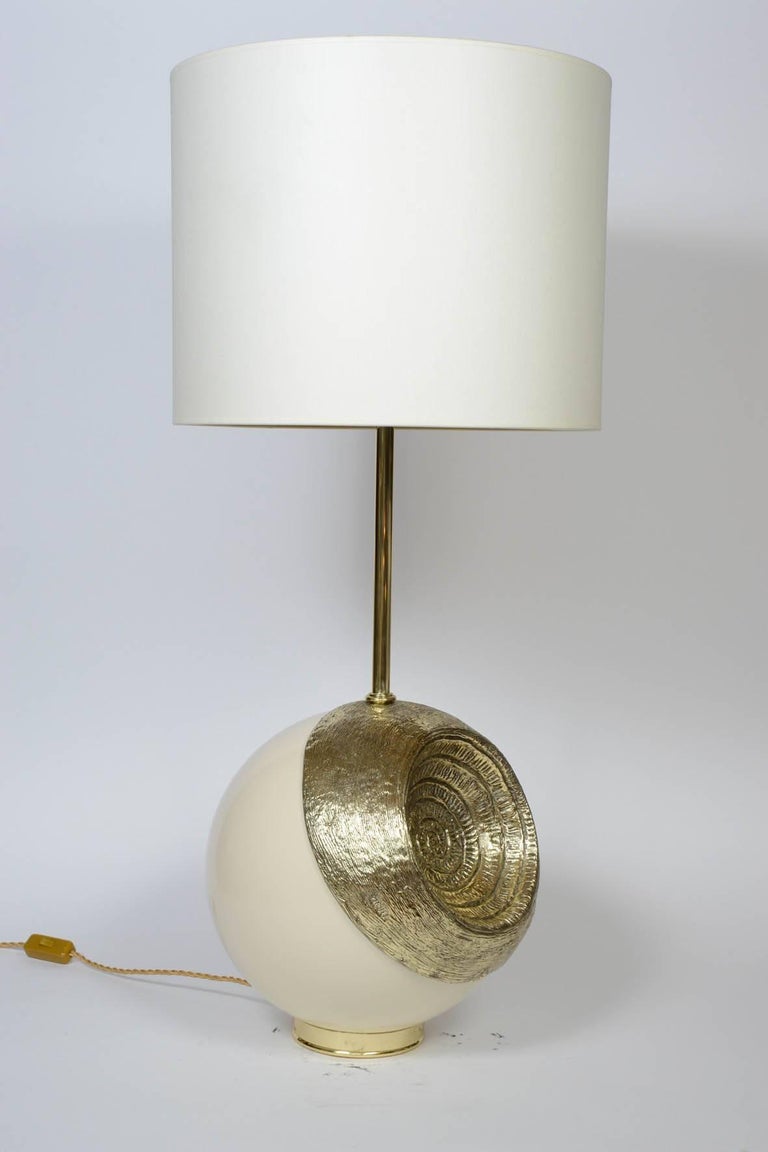 Pair Of White Enameled Metal And Hammered Brass Table Lamps For Mid Century Modern Pair Of White Enameled Metal And Hammered Brass Table Lamps For