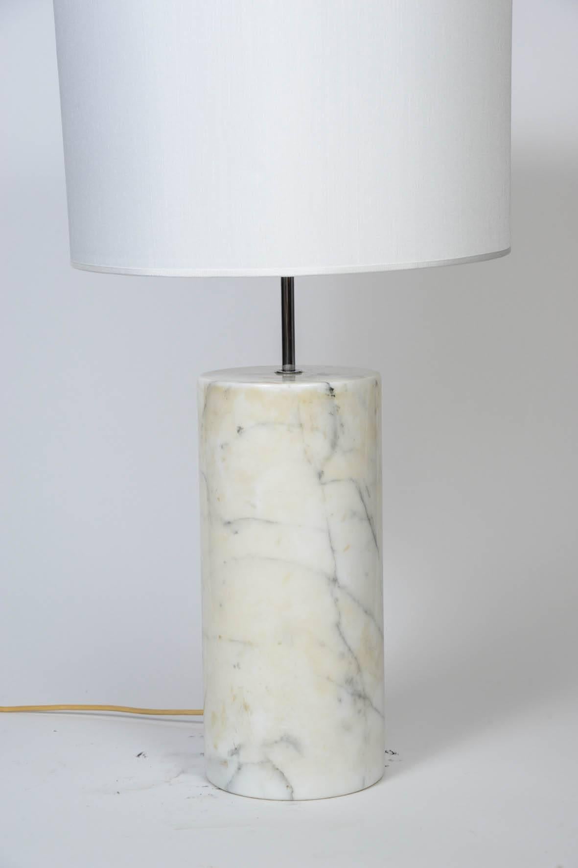 Big pair of table lamps in Carrara marble, in the style of Angelo Mangiarotti.