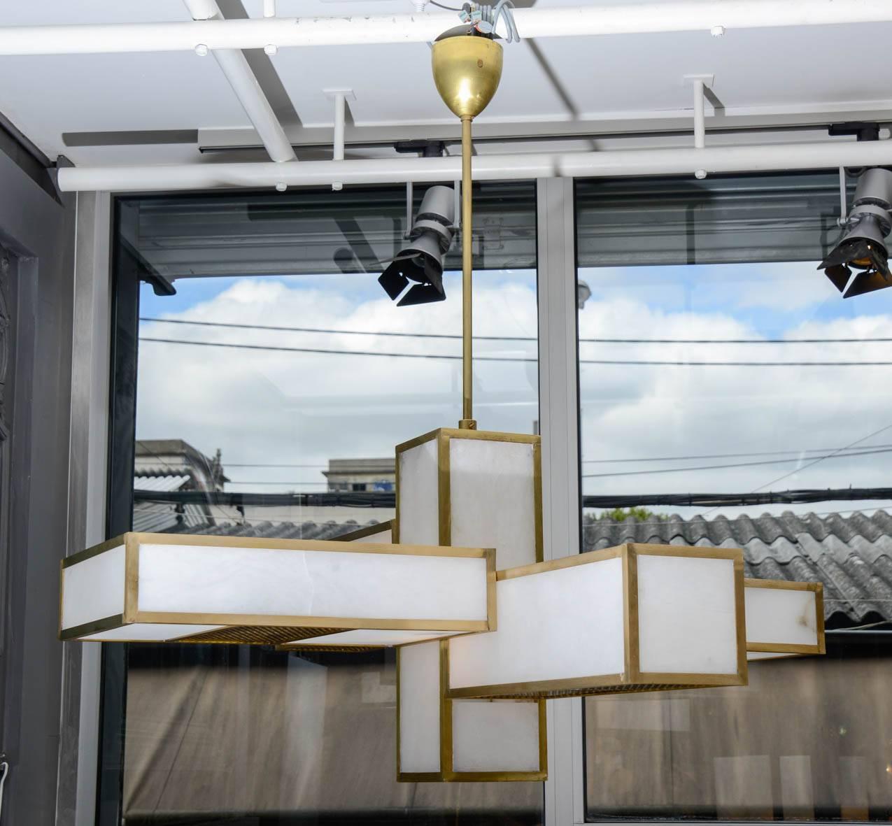 Nuovo design di Glustin Luminaires, lampadario geometrico composto da pannelli di alabastro sostenuti da una struttura in ottone. 

Sono disponibili diverse varianti.
