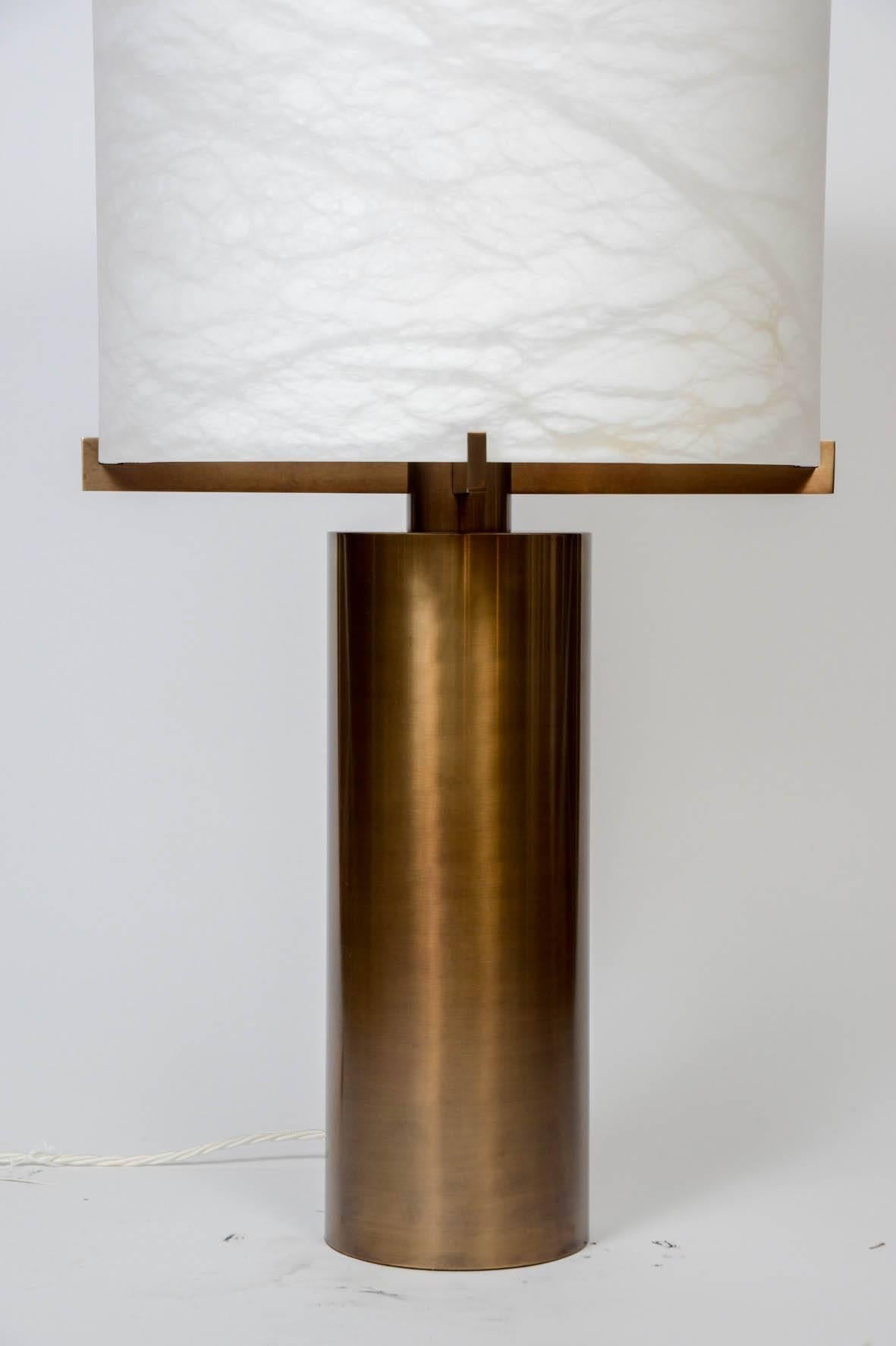 Design/One de Glustin Luminaires, lampe cylindrique en laiton portant un imposant abat-jour rond en albâtre d'une seule pièce.