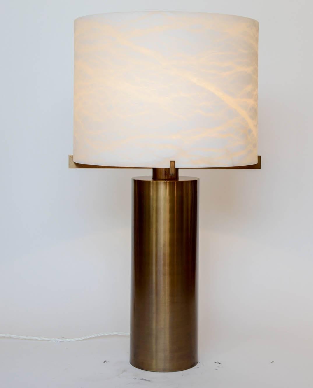 Glustin Luminaires Creation - Lampe de bureau avec abat-jour en laiton et albâtre Neuf - En vente à Saint-Ouen, IDF
