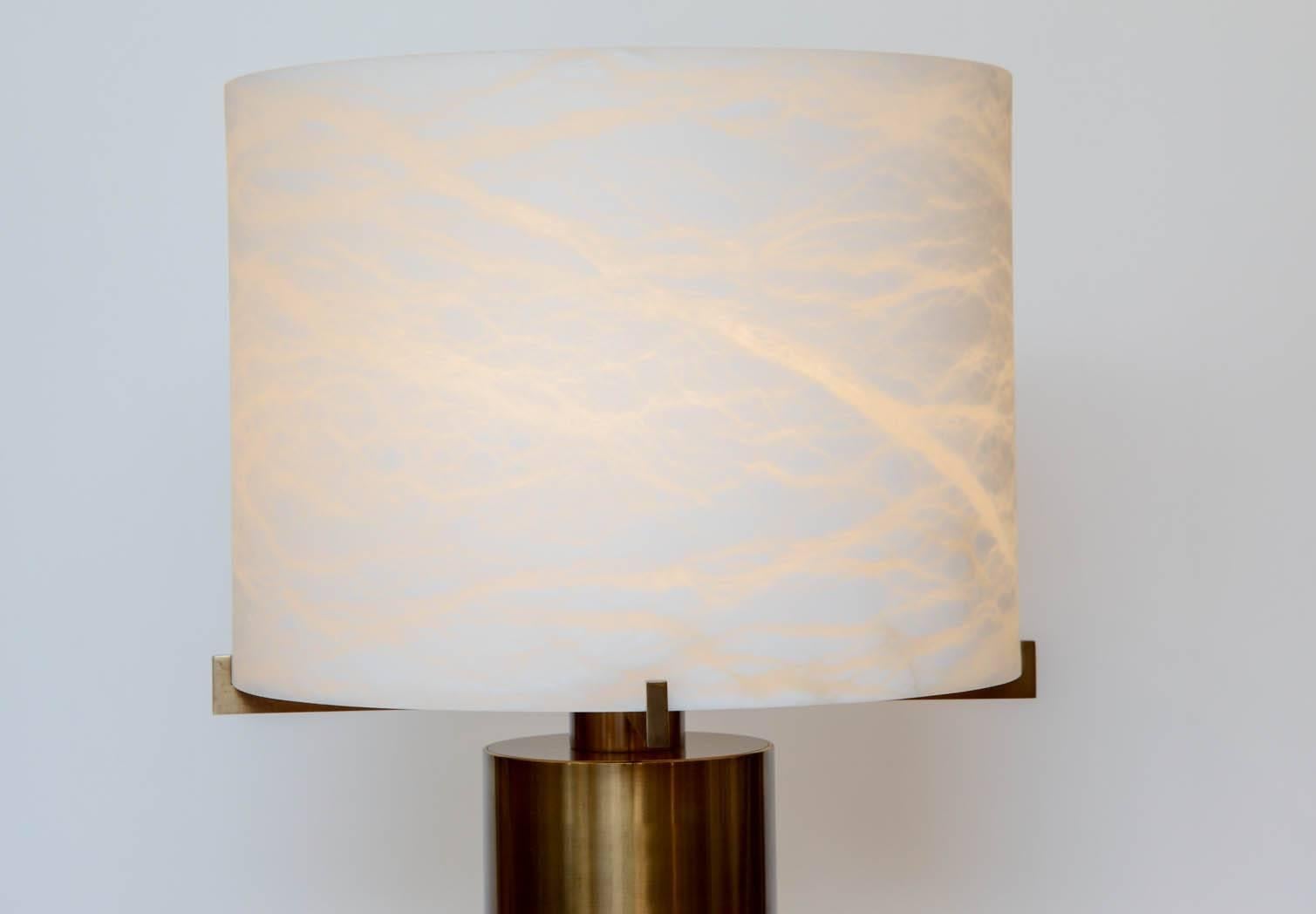 XXIe siècle et contemporain Glustin Luminaires Creation - Lampe de bureau avec abat-jour en laiton et albâtre en vente