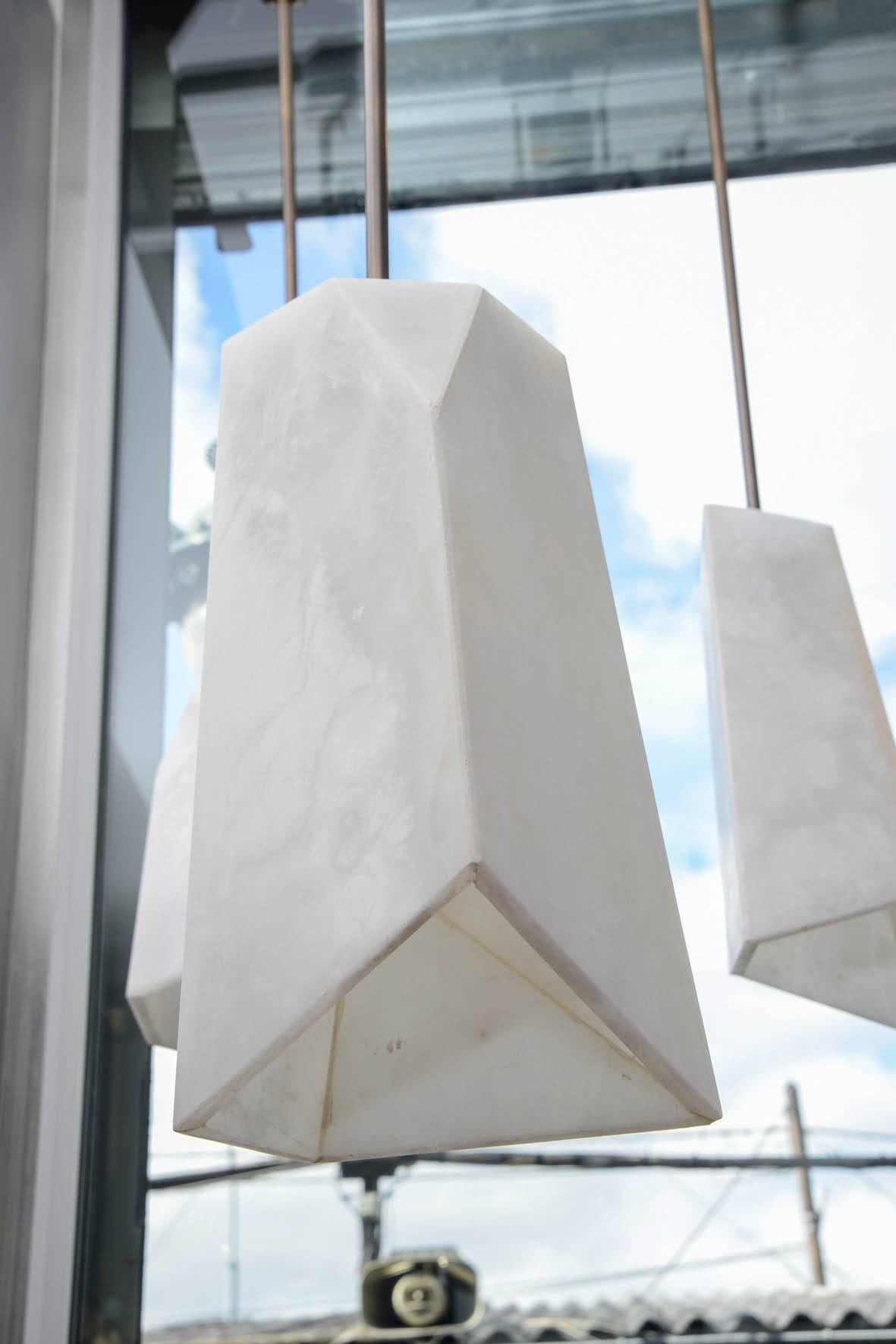 Glustin Luminaires Creation Asymmetrische Hängelampen aus Messing und Alabaster im Zustand „Hervorragend“ im Angebot in Saint-Ouen, IDF