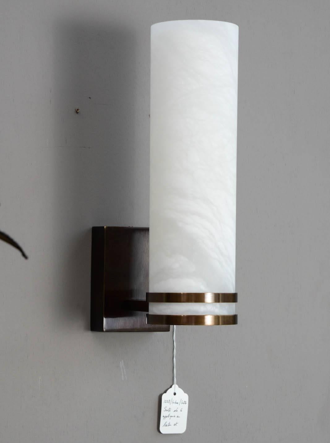 Nouveau design des luminaires Glustin, applique en albâtre dans une structure en laiton patiné.