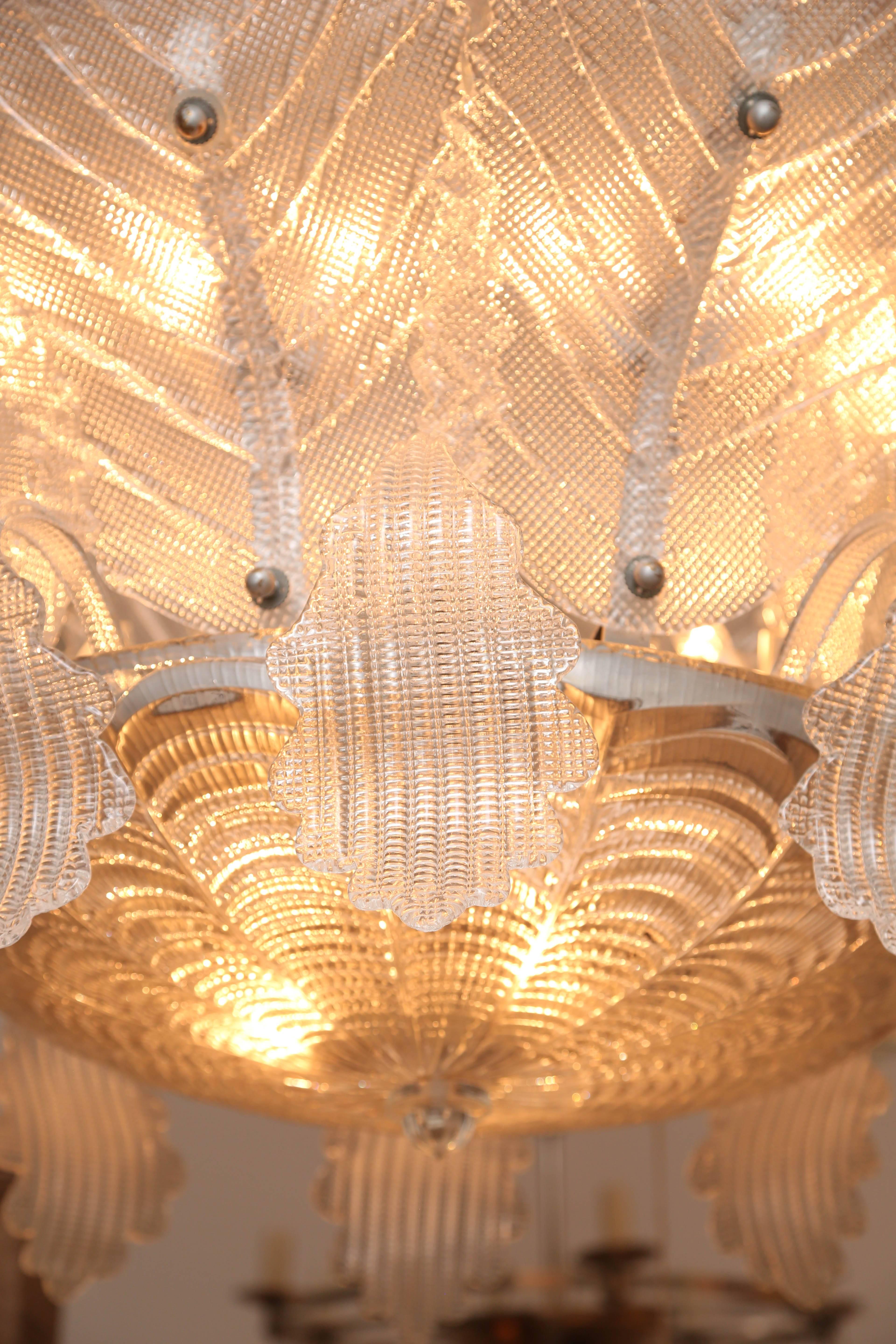 Late 20th Century Impressive Italian Murano Glass Chandelier with Large Pluming Leaves For Sale