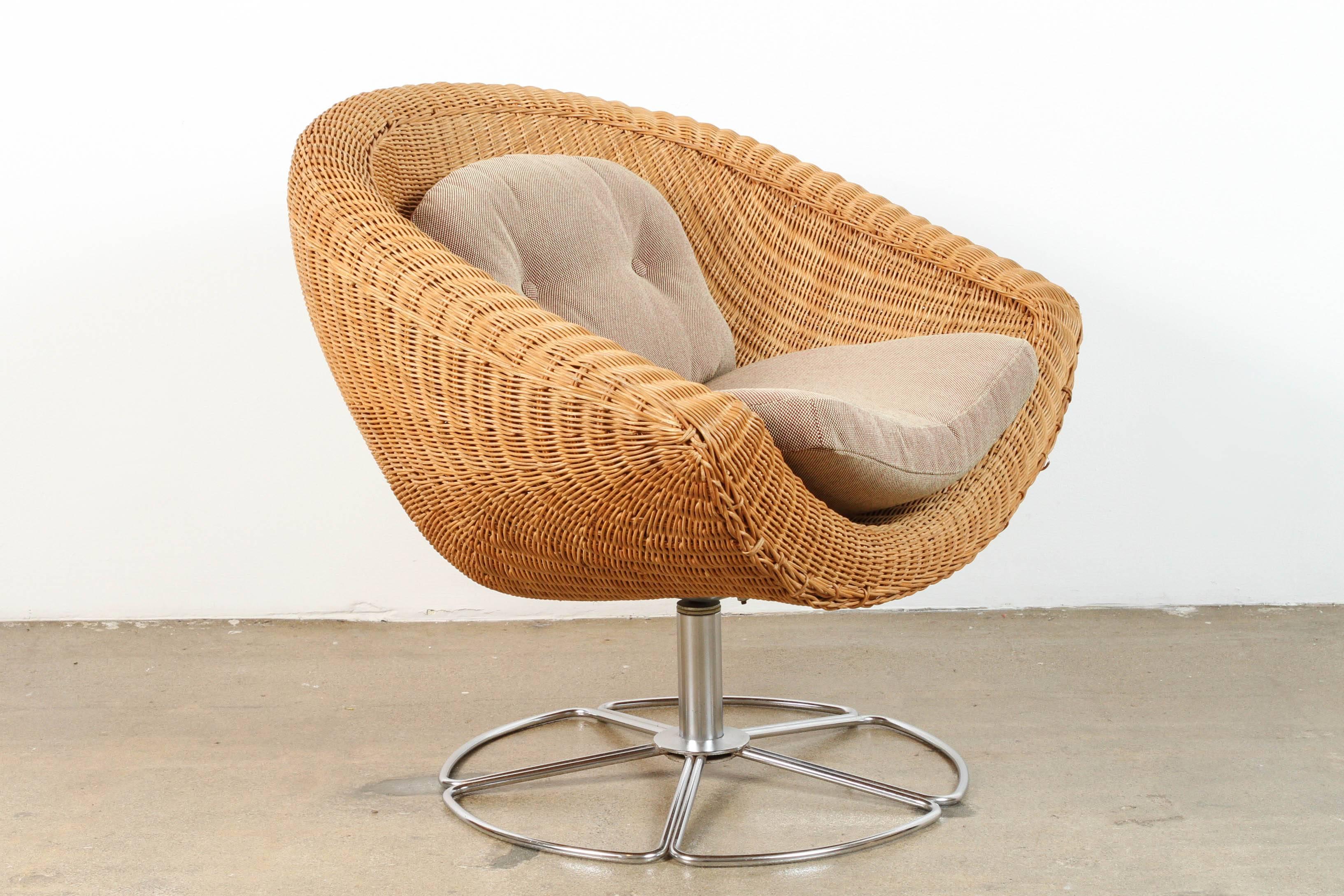 Hand-Woven Pair of Vintage Wicker Swivel Chairs For Sale