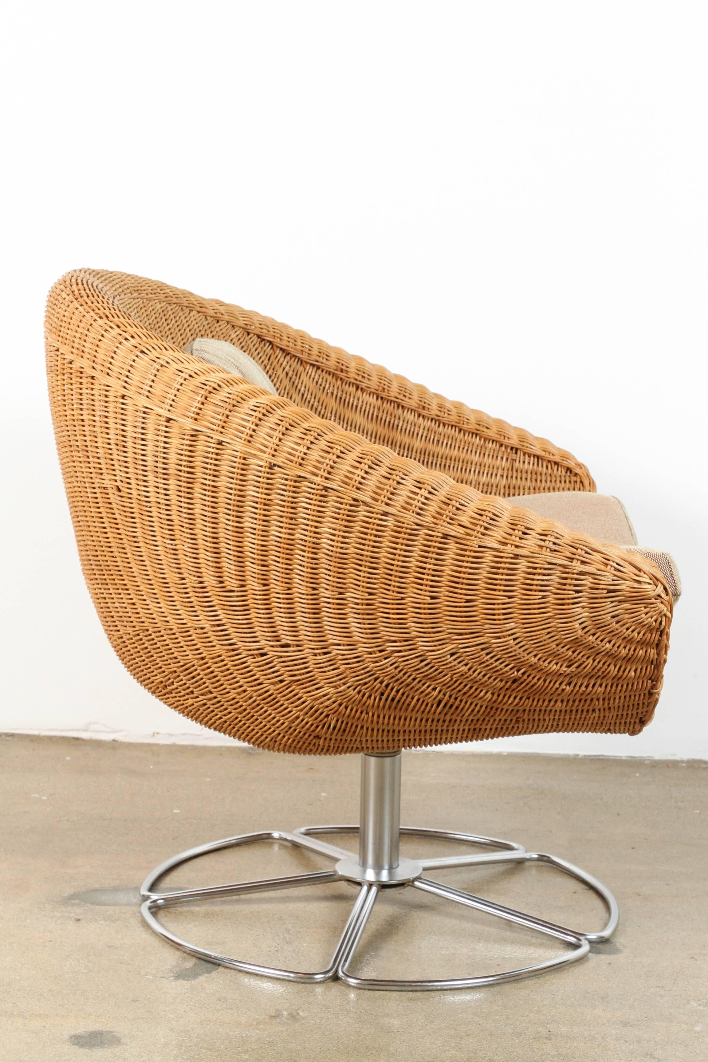 Pair of Vintage Wicker Swivel Chairs In Good Condition For Sale In Santa Monica, CA