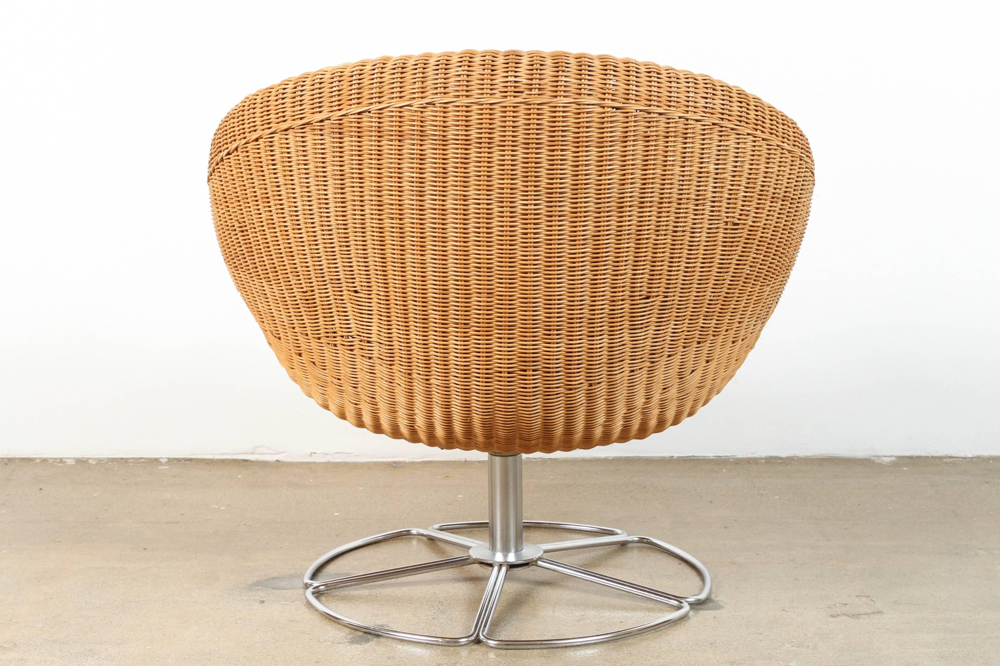 Mid-20th Century Pair of Vintage Wicker Swivel Chairs For Sale