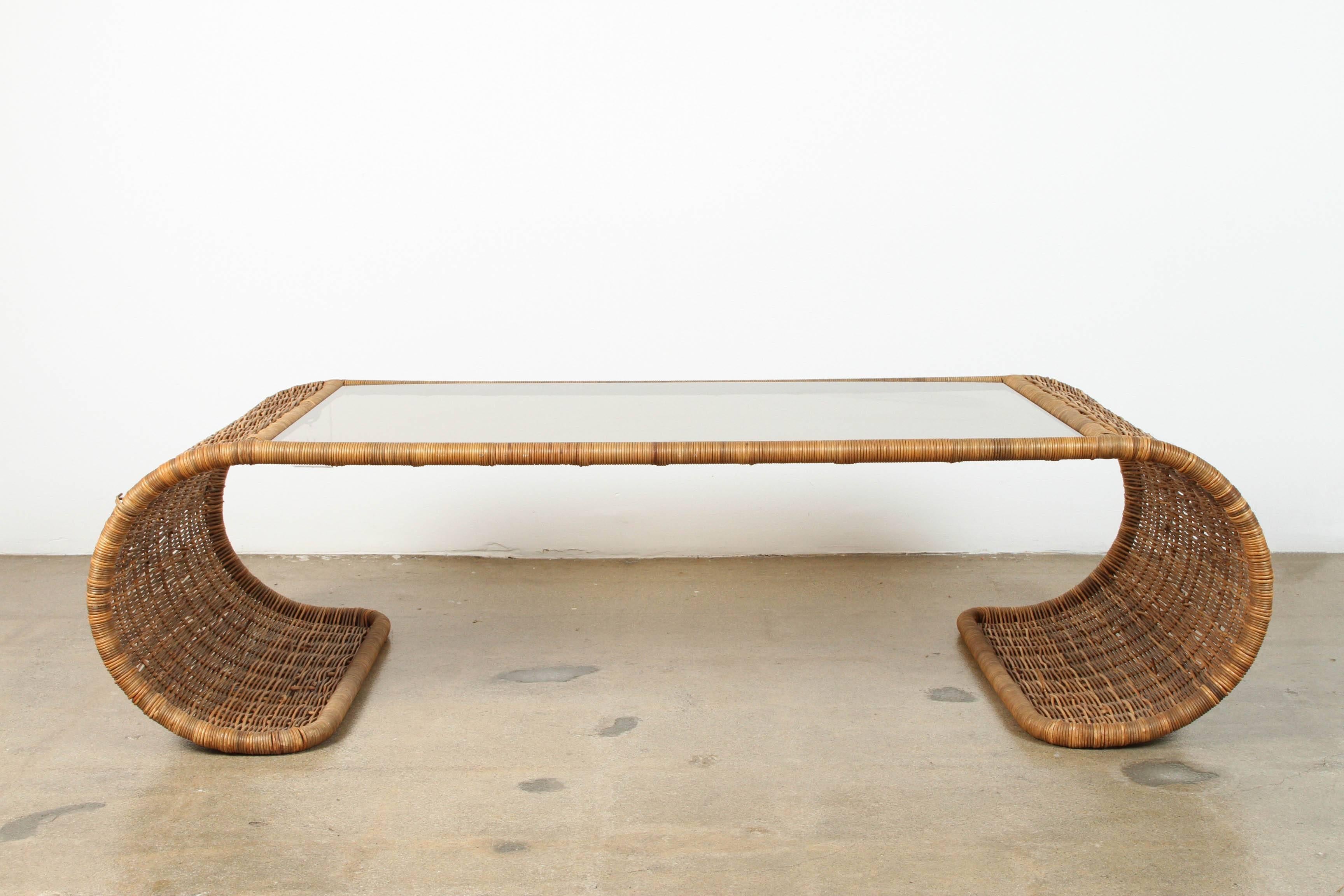 Wonderful wicker coffee table with rounded ends and glass top.
Ideal for exterior or interior decor.
 