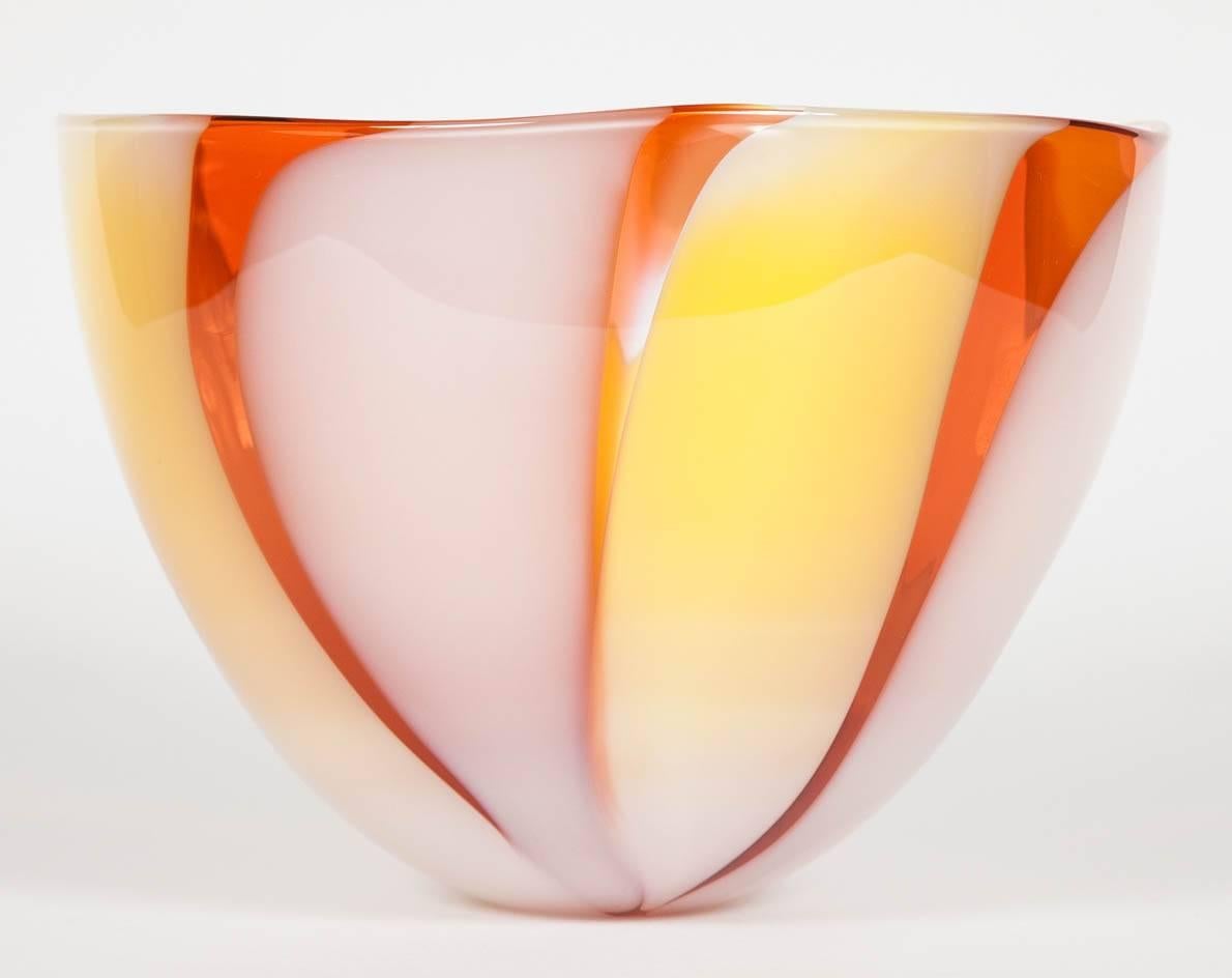 Fatto a mano Waves No 245, una ciotola di vetro unica nel suo genere  in Giallo, Rosa e Arancione di Neil Wilkin in vendita