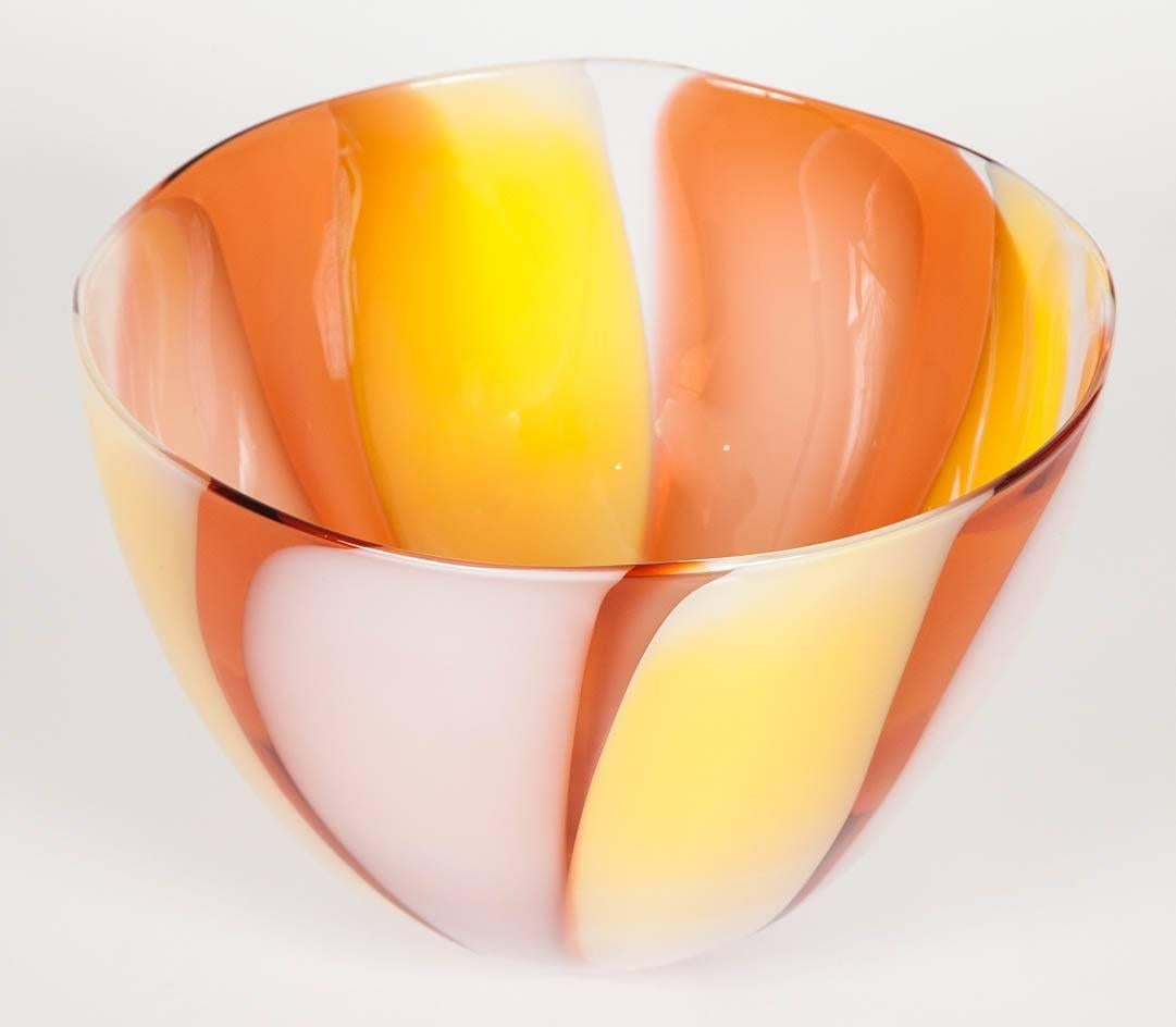 XXI secolo e contemporaneo Waves No 245, una ciotola di vetro unica nel suo genere  in Giallo, Rosa e Arancione di Neil Wilkin in vendita
