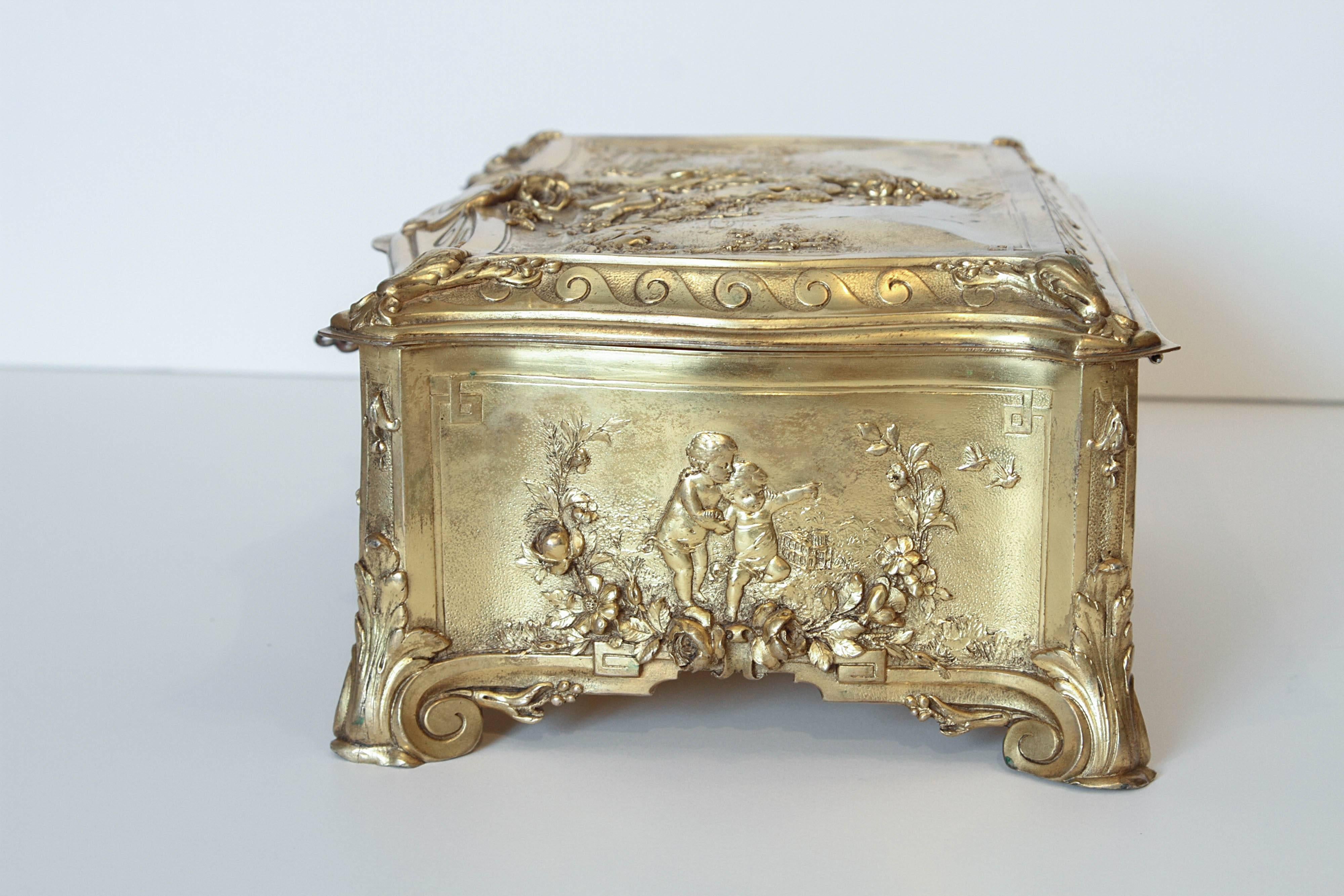Français Grand coffret français du 19ème siècle en bronze finement doré en vente
